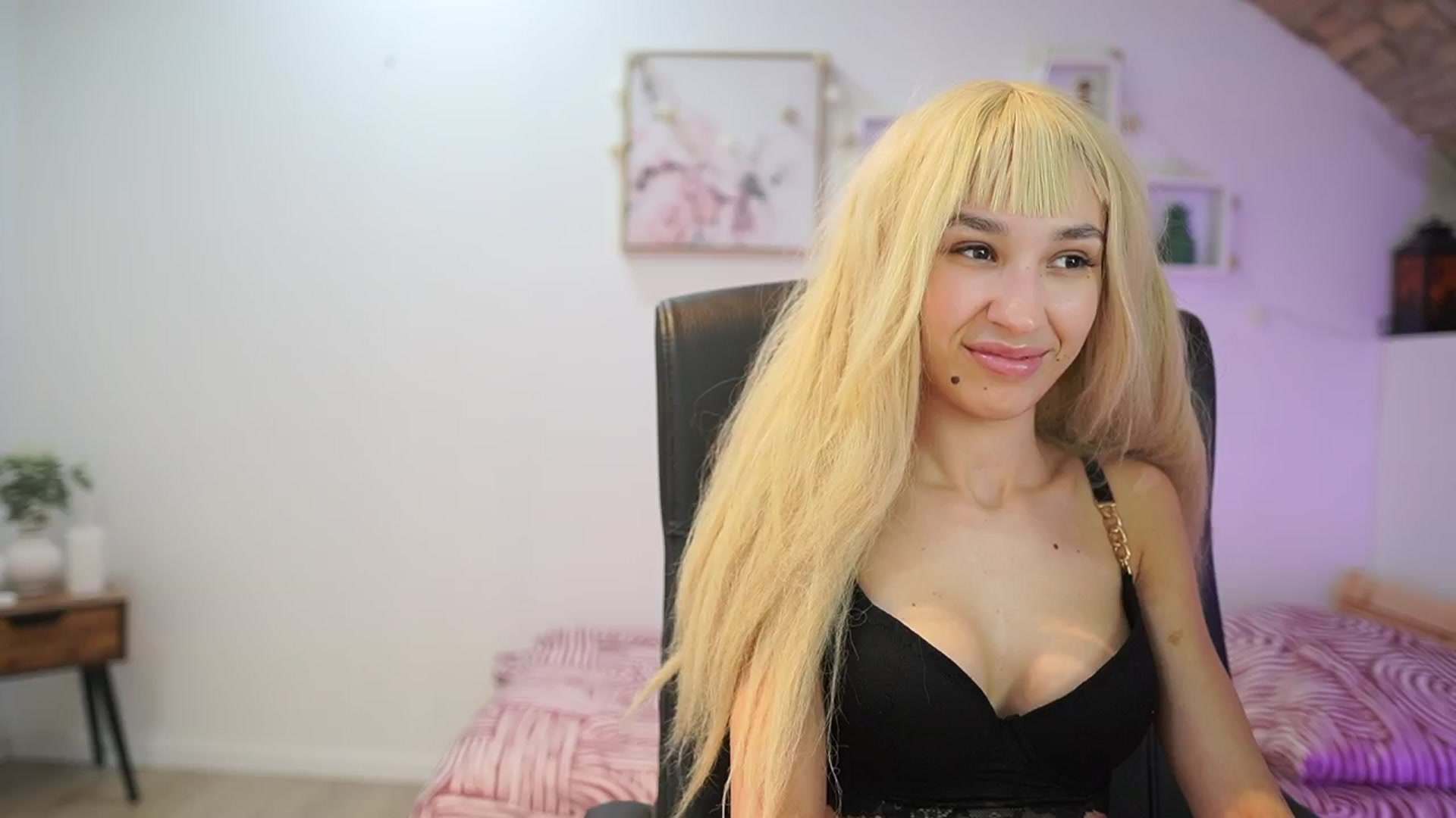 Gallery image thumbnail from Amai__Liu's myfreecams stream on, 01/07/2026, 19:07 image 17 of 20