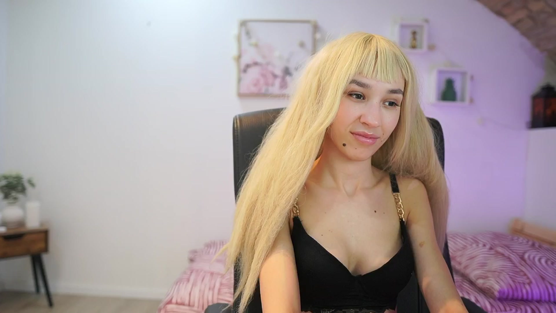 Gallery image thumbnail from Amai__Liu's myfreecams stream on, 01/07/2026, 19:07 image 7 of 20