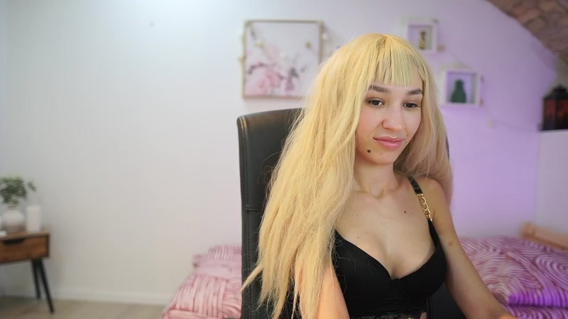 Gallery image thumbnail from Amai__Liu's myfreecams stream on, 01/07/2026, 19:07 image 18 of 20