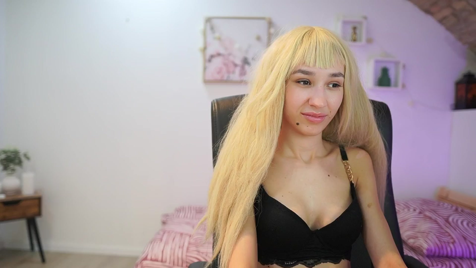 Gallery image thumbnail from Amai__Liu's myfreecams stream on, 01/07/2026, 19:07 image 13 of 20