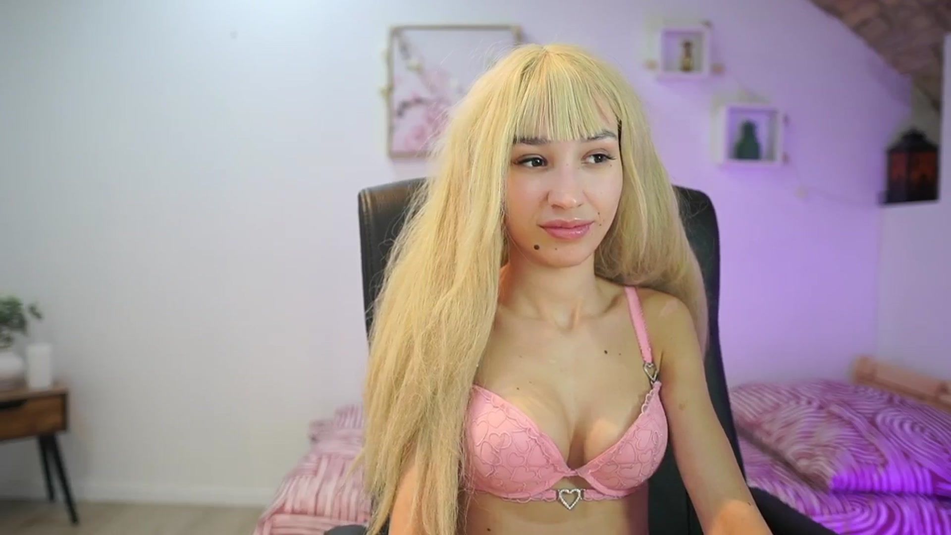 Gallery image thumbnail from Amai__Liu's myfreecams stream on, 01/09/2026, 17:56 image 7 of 20