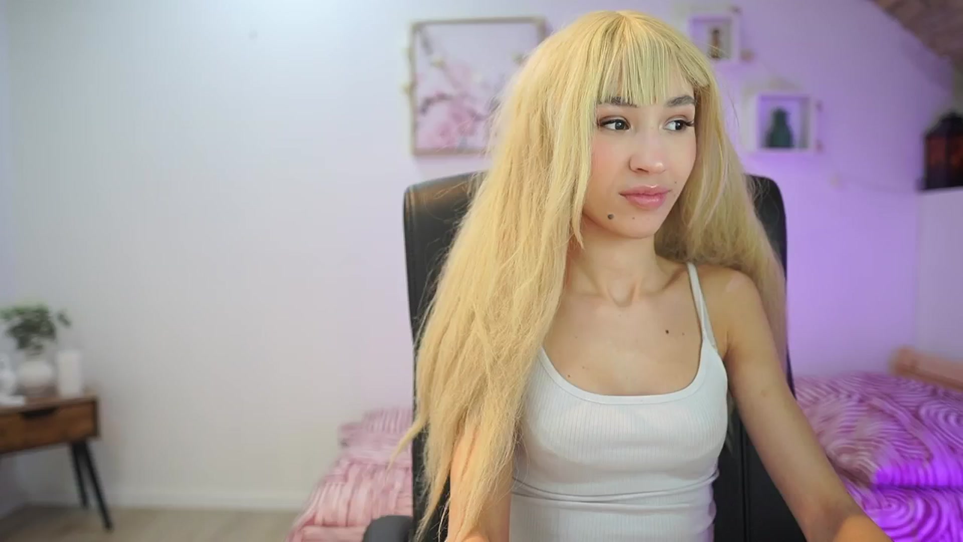 Gallery image thumbnail from Amai__Liu's myfreecams stream on, 01/10/2026, 15:25 image 6 of 20