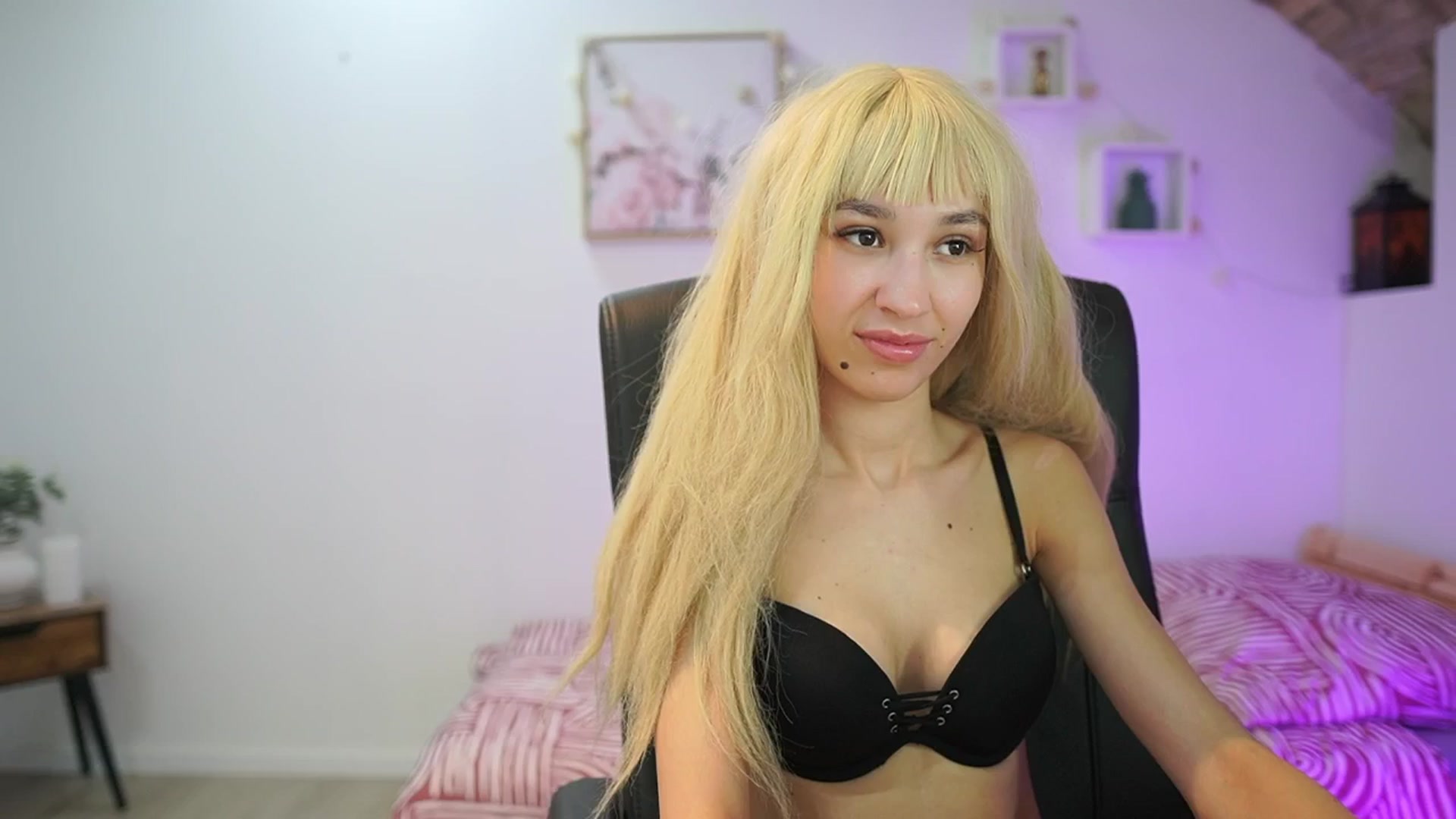 Gallery image thumbnail from Amai__Liu's myfreecams stream on, 01/17/2026, 19:13 image 9 of 20