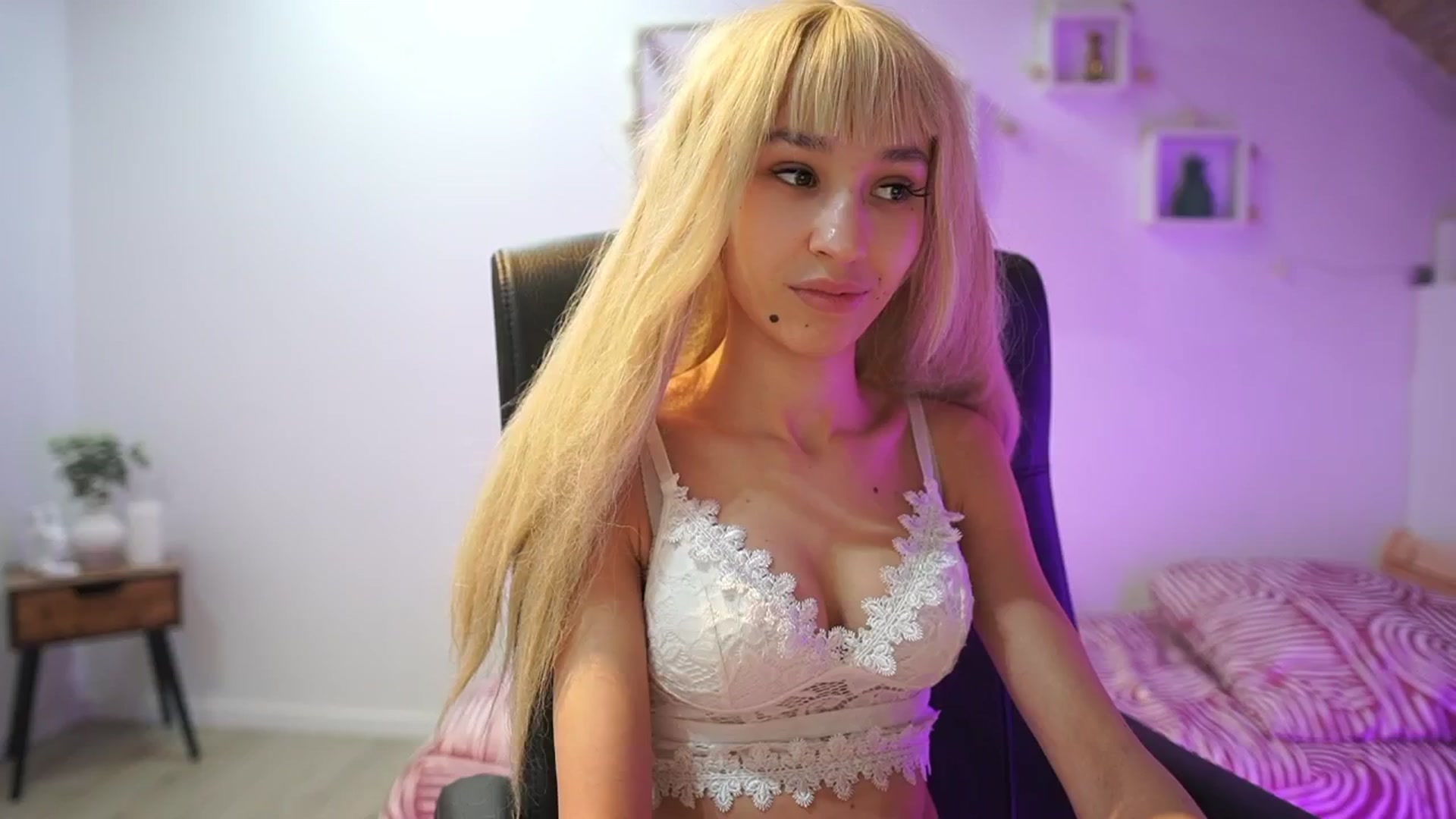 Gallery image thumbnail from Amai__Liu's myfreecams stream on, 02/16/2026, 14:37 image 16 of 20