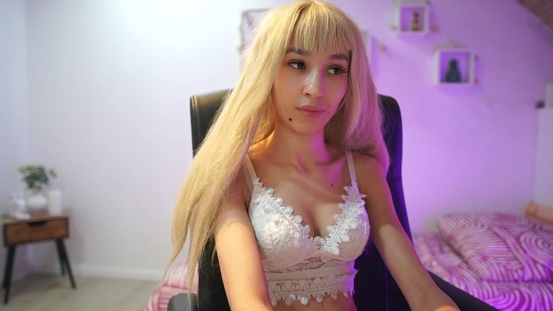 Gallery image thumbnail from Amai__Liu's myfreecams stream on, 02/16/2026, 14:37 image 17 of 20