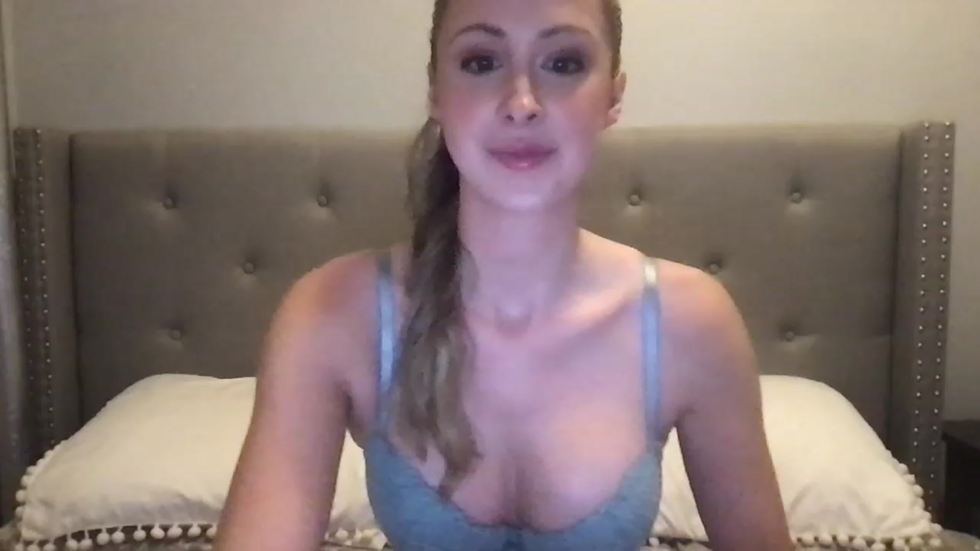 Gallery image thumbnail from AmandaWright's myfreecams stream on, 11/22/2022, 02:42 image 15 of 20