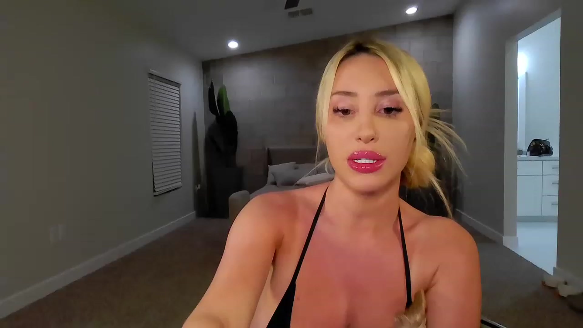 Gallery image thumbnail from Amandababyxx's myfreecams stream on, 03/30/2023, 07:16 image 10 of 20