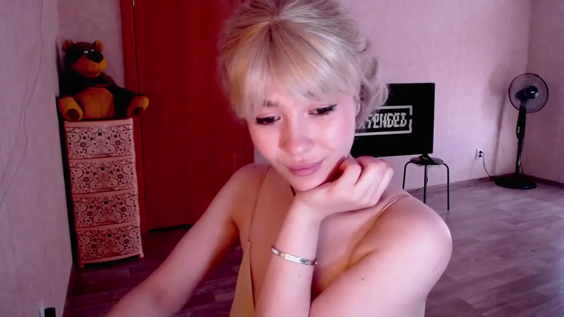 Gallery image thumbnail from AmateurSarah's myfreecams stream on, 05/30/2023, 08:05 image 6 of 20
