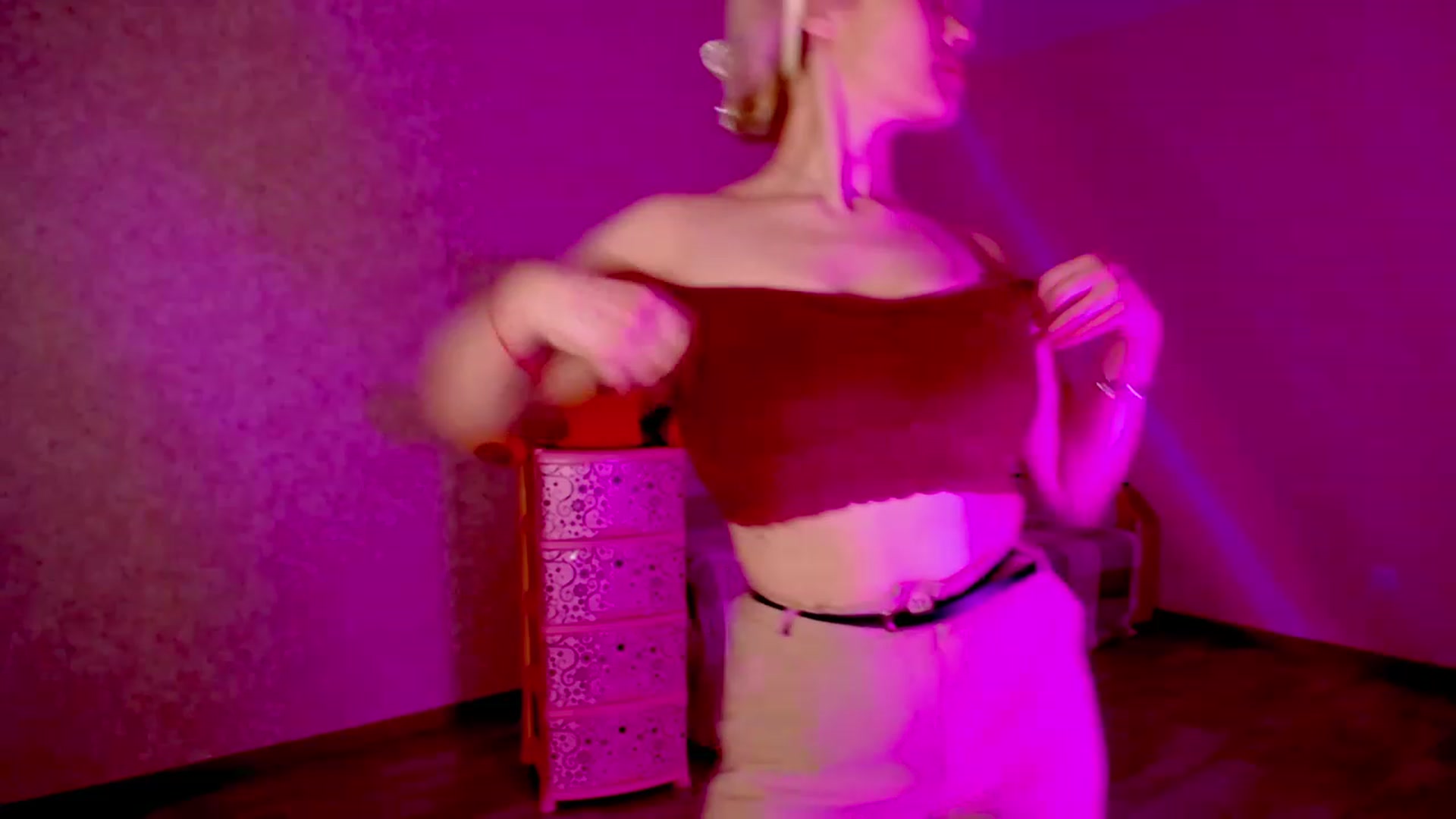 Gallery image thumbnail from AmateurSarah's myfreecams stream on, 06/29/2023, 19:48 image 13 of 20
