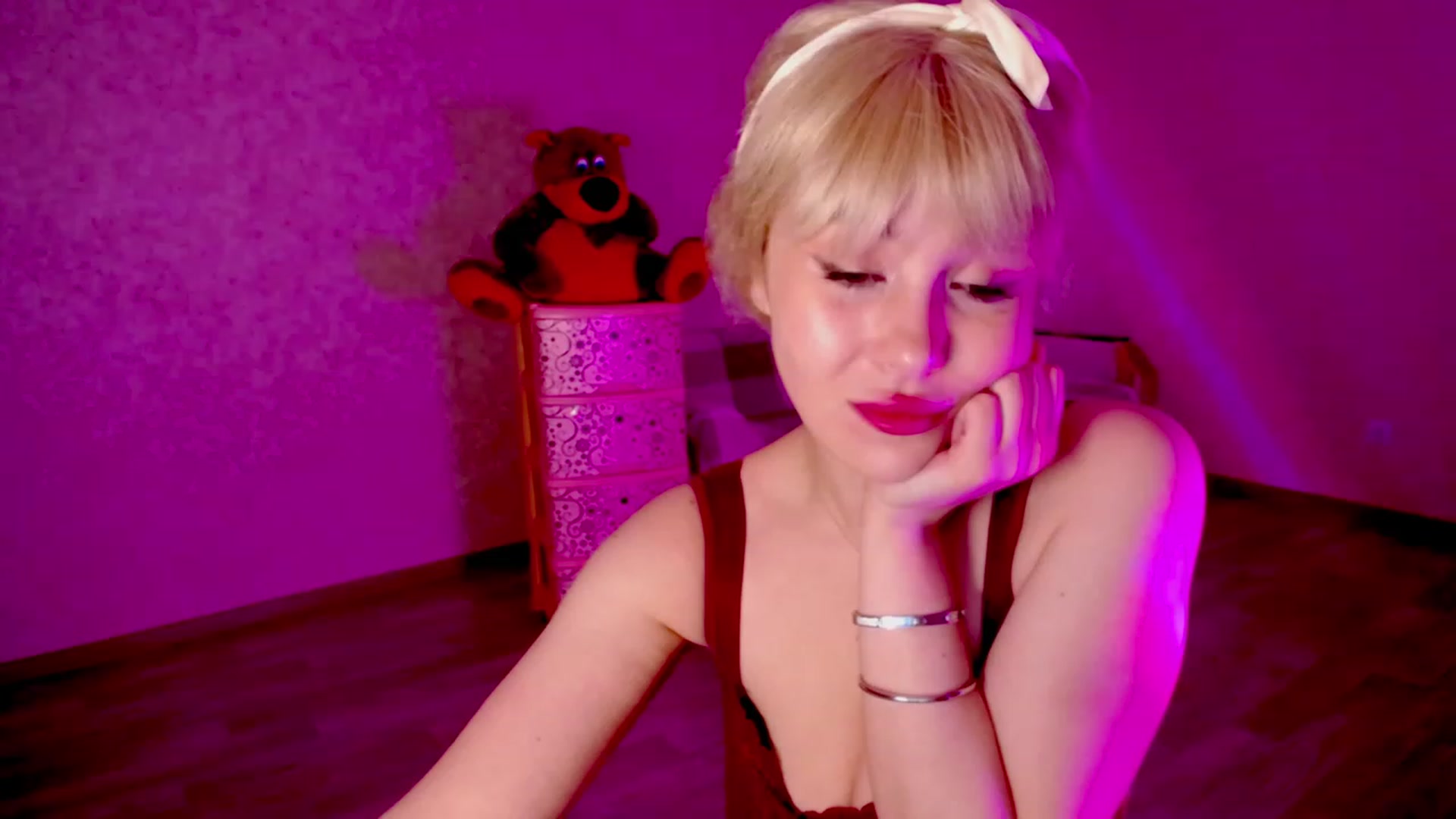 Gallery image thumbnail from AmateurSarah's myfreecams stream on, 06/29/2023, 19:48 image 7 of 20