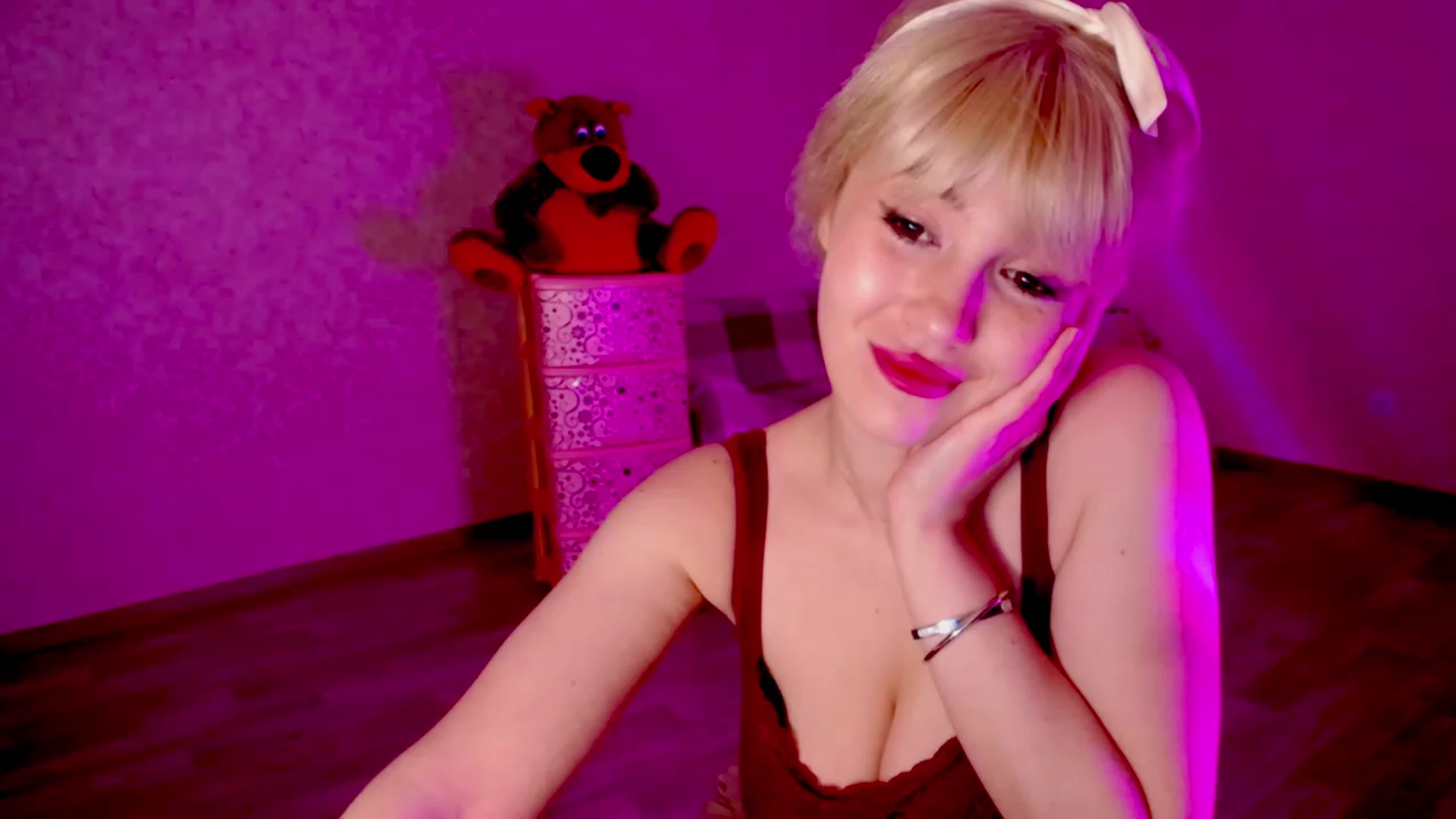 Gallery image thumbnail from AmateurSarah's myfreecams stream on, 06/29/2023, 19:48 image 3 of 20