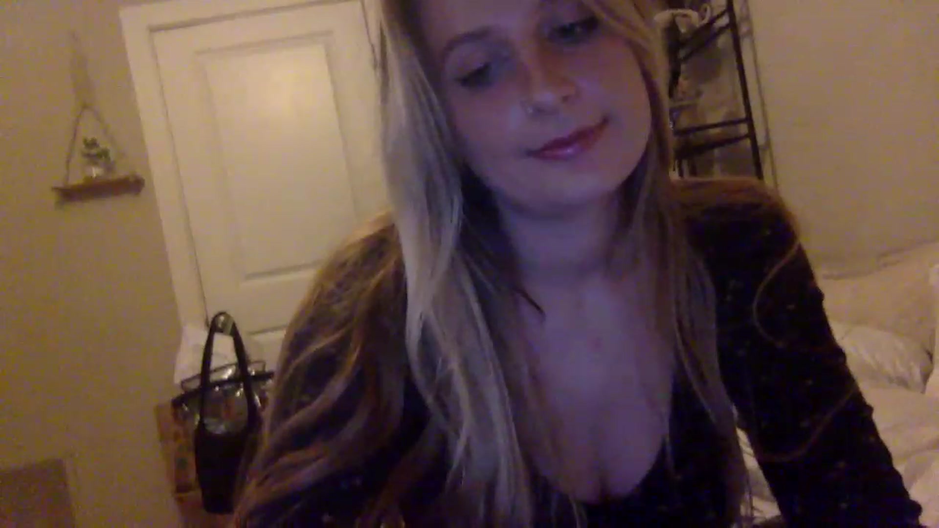 Gallery image thumbnail from Amateurblonde's myfreecams stream on, 12/19/2022, 10:20 image 4 of 20