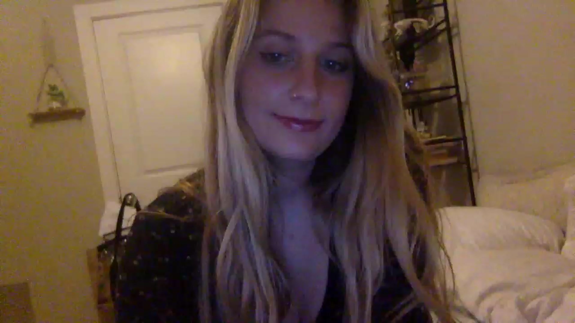 Gallery image thumbnail from Amateurblonde's myfreecams stream on, 12/19/2022, 10:20 image 1 of 20