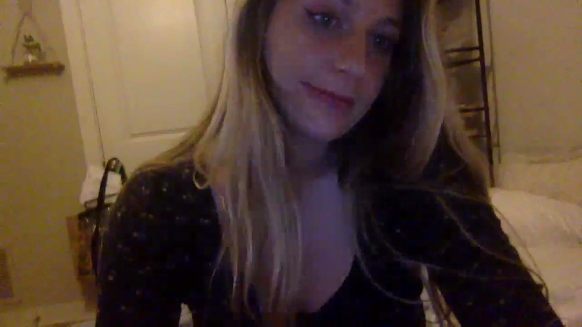 Gallery image thumbnail from Amateurblonde's myfreecams stream on, 12/19/2022, 10:20 image 10 of 20