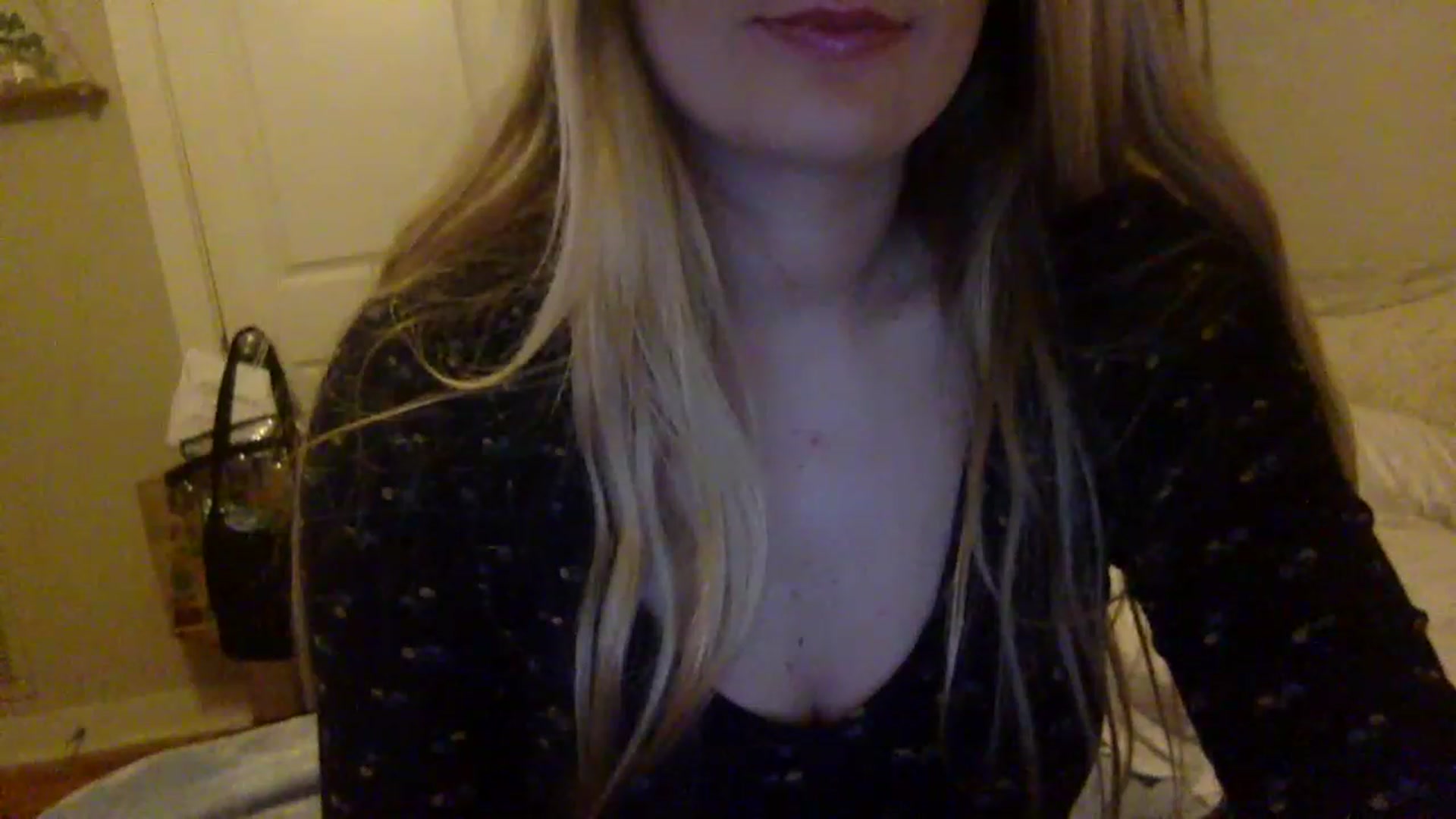 Gallery image thumbnail from Amateurblonde's myfreecams stream on, 12/19/2022, 10:20 image 12 of 20