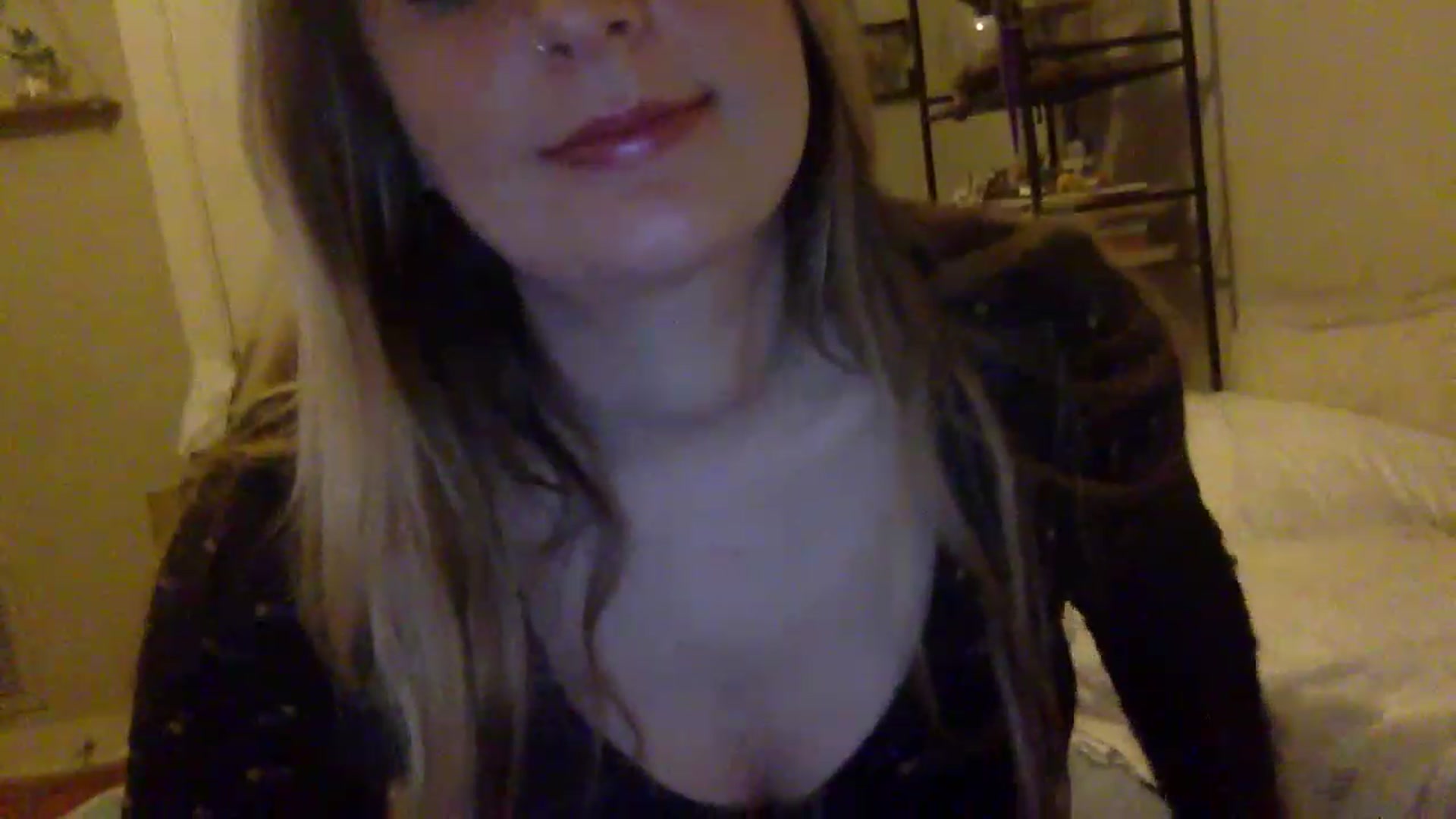 Gallery image thumbnail from Amateurblonde's myfreecams stream on, 12/19/2022, 10:20 image 11 of 20