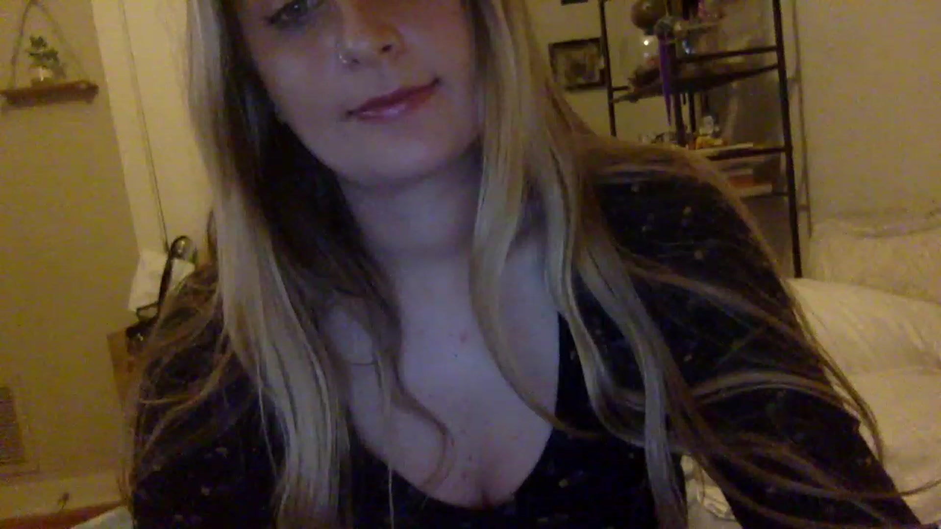 Gallery image thumbnail from Amateurblonde's myfreecams stream on, 12/19/2022, 10:20 image 14 of 20