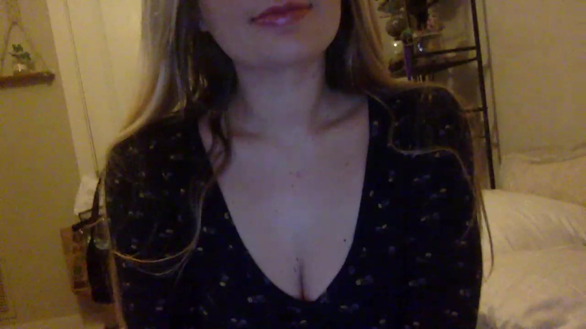 Gallery image thumbnail from Amateurblonde's myfreecams stream on, 12/19/2022, 10:20 image 7 of 20