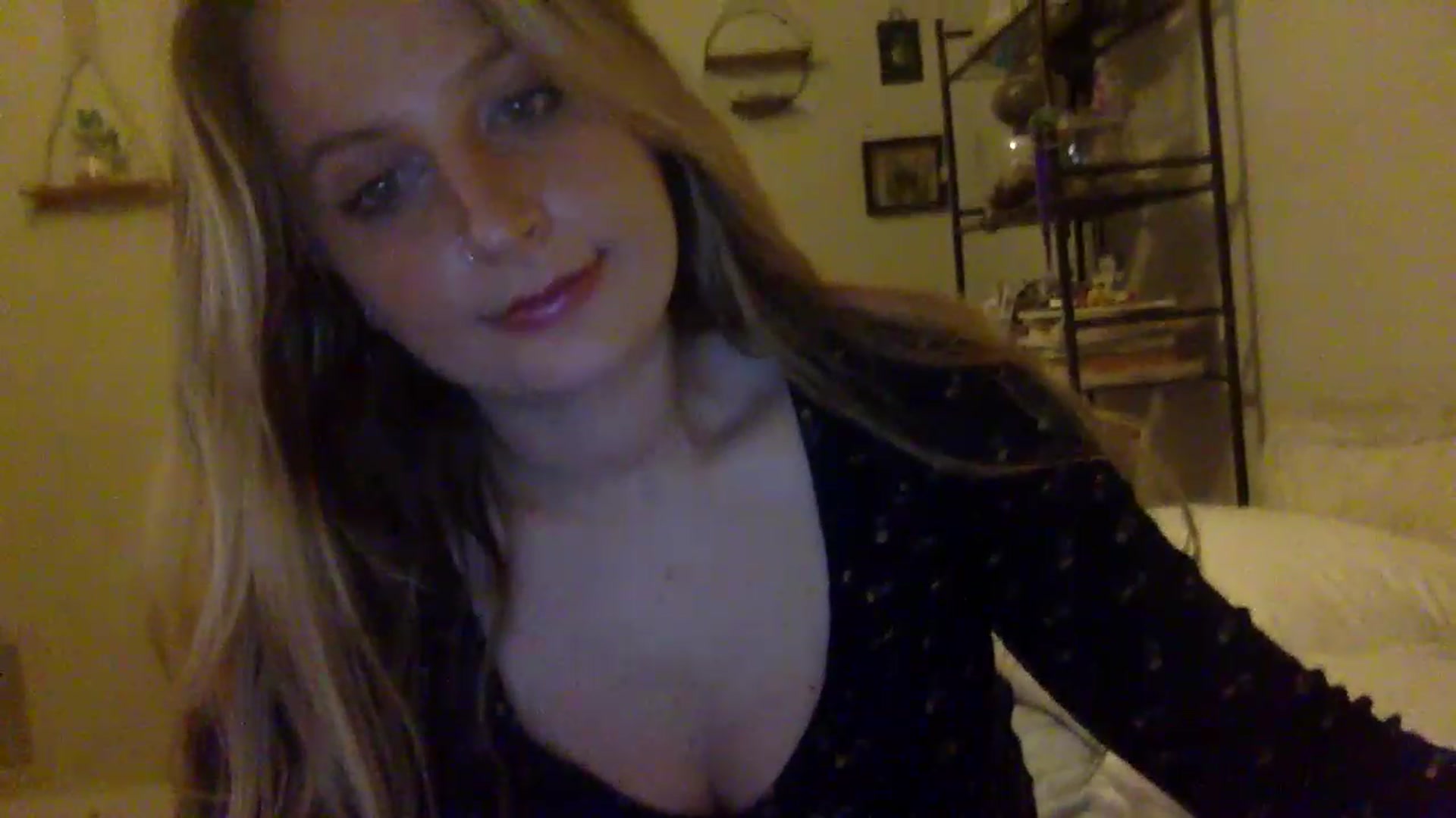 Gallery image thumbnail from Amateurblonde's myfreecams stream on, 12/19/2022, 10:20 image 8 of 20