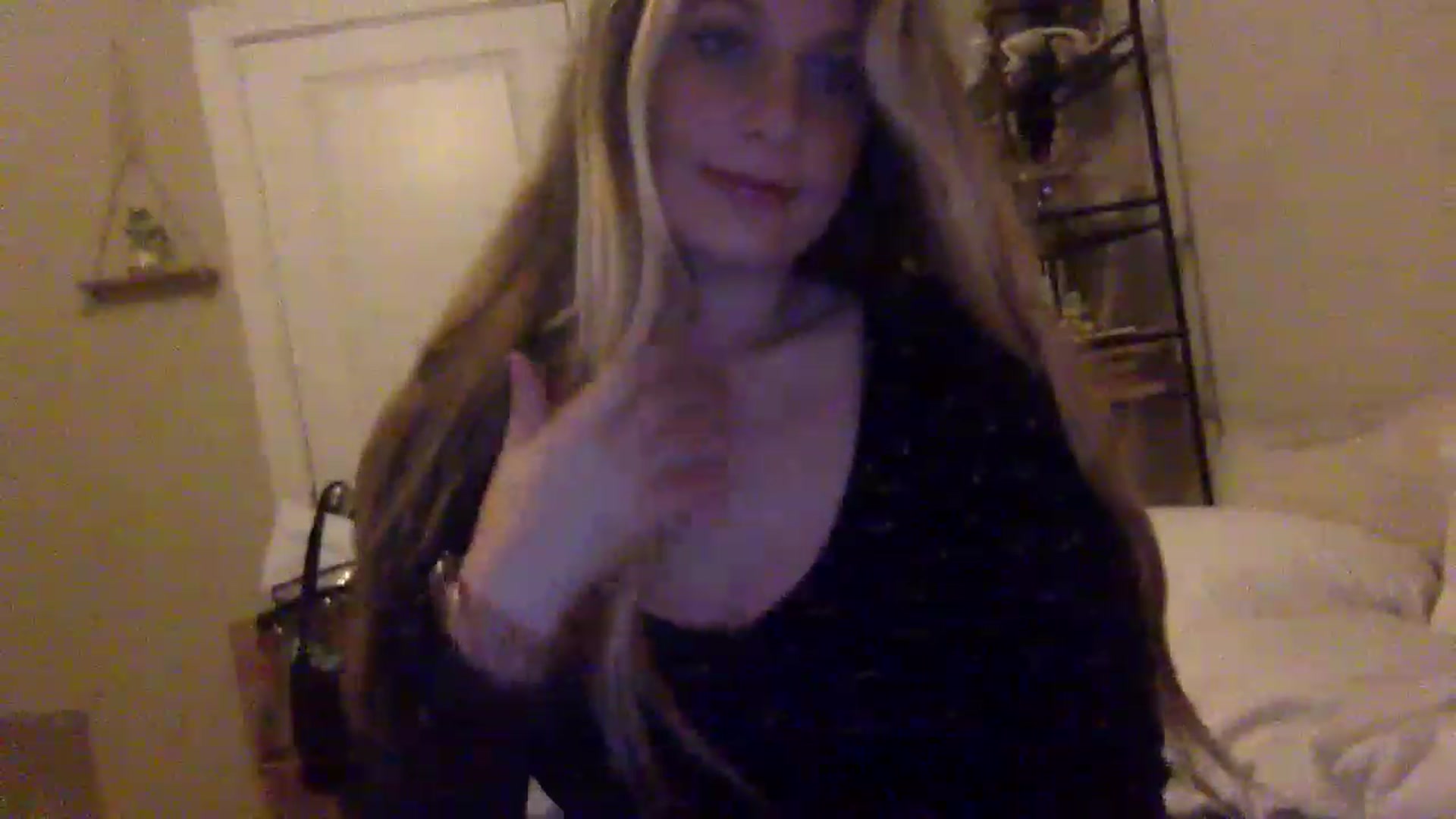 Gallery image thumbnail from Amateurblonde's myfreecams stream on, 12/19/2022, 10:20 image 2 of 20