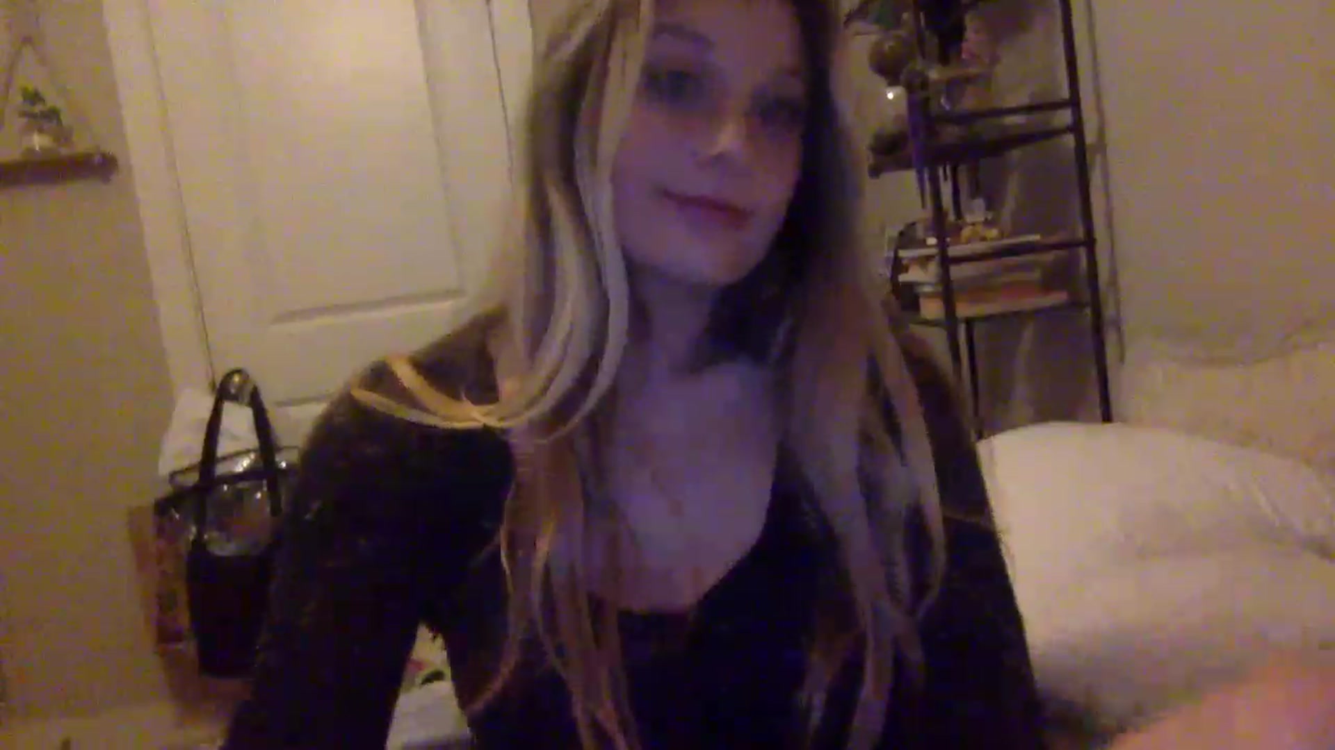 Gallery image thumbnail from Amateurblonde's myfreecams stream on, 12/19/2022, 10:20 image 18 of 20