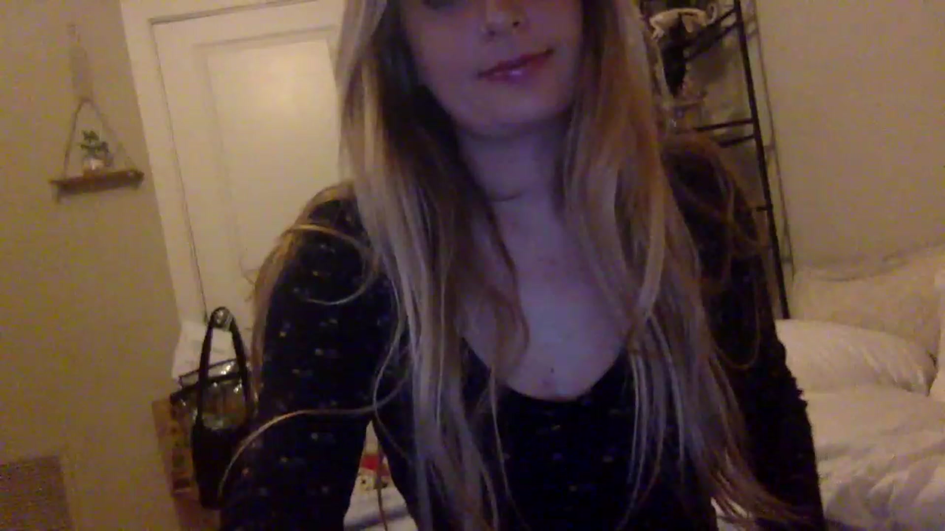 Gallery image thumbnail from Amateurblonde's myfreecams stream on, 12/19/2022, 10:20 image 3 of 20