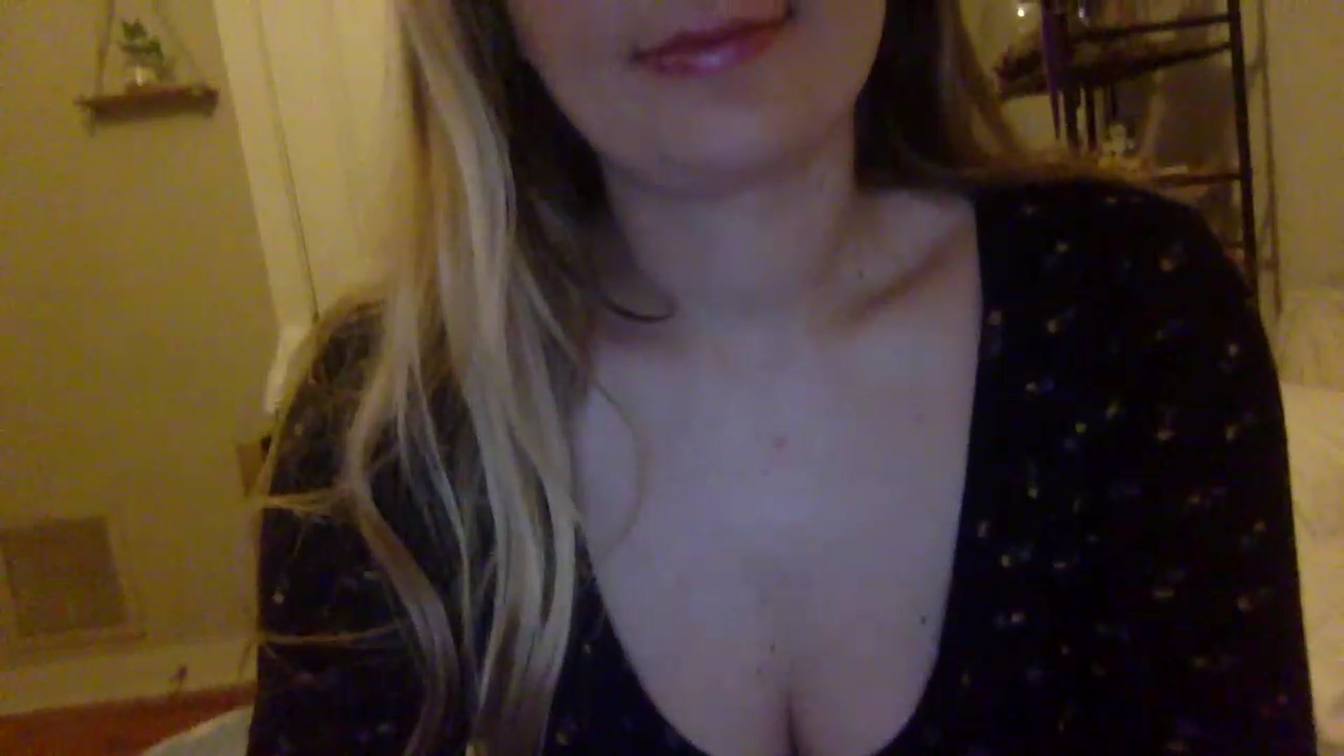 Gallery image thumbnail from Amateurblonde's myfreecams stream on, 12/19/2022, 10:20 image 6 of 20