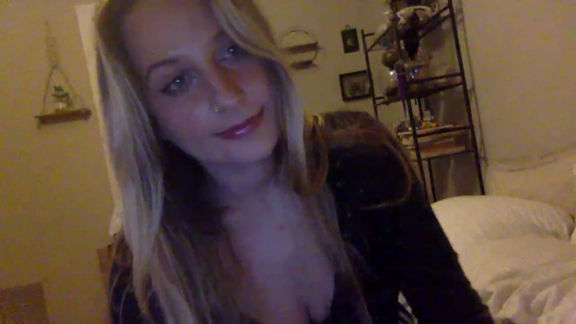 Gallery image thumbnail from Amateurblonde's myfreecams stream on, 12/19/2022, 10:20 image 5 of 20