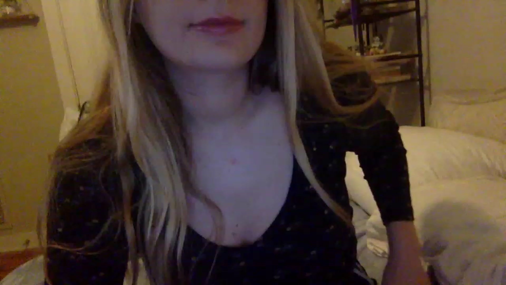 Gallery image thumbnail from Amateurblonde's myfreecams stream on, 12/19/2022, 10:20 image 17 of 20