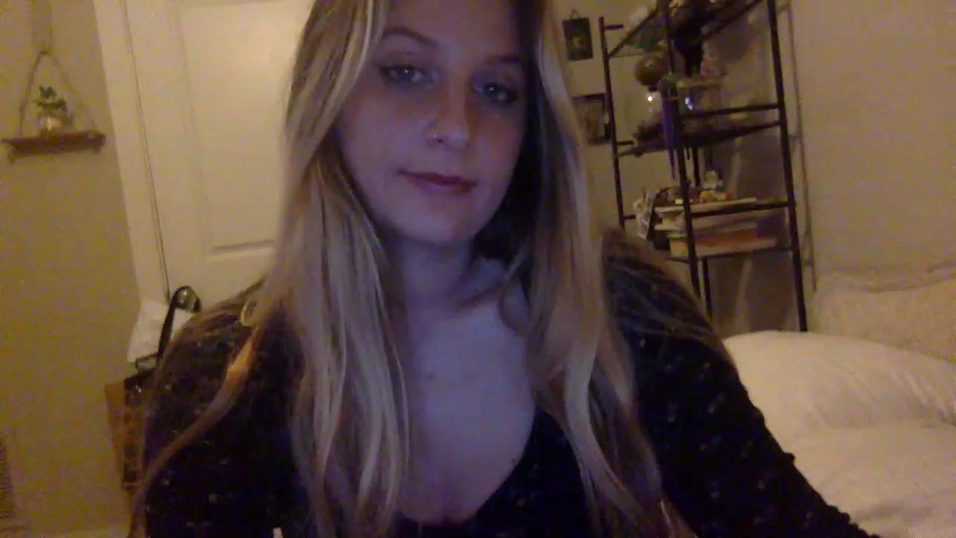 Gallery image thumbnail from Amateurblonde's myfreecams stream on, 12/19/2022, 10:20 image 16 of 20