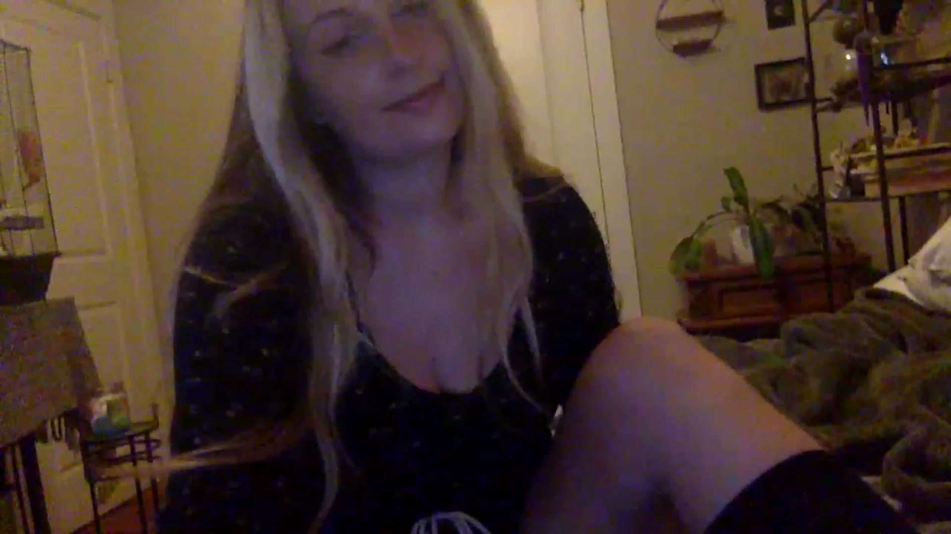 Gallery image thumbnail from Amateurblonde's myfreecams stream on, 12/21/2022, 08:39 image 16 of 20