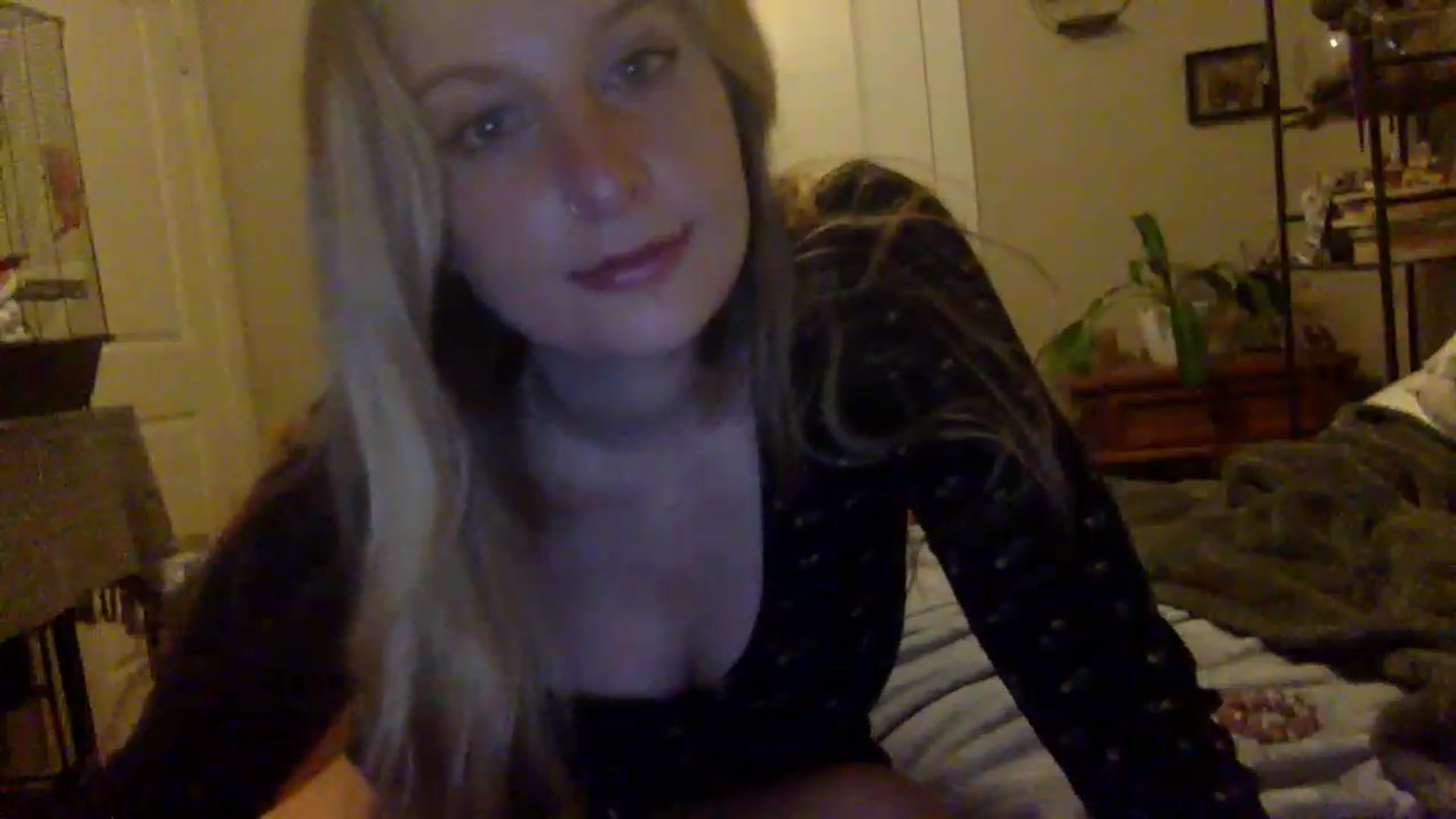 Gallery image thumbnail from Amateurblonde's myfreecams stream on, 12/21/2022, 08:39 image 5 of 20