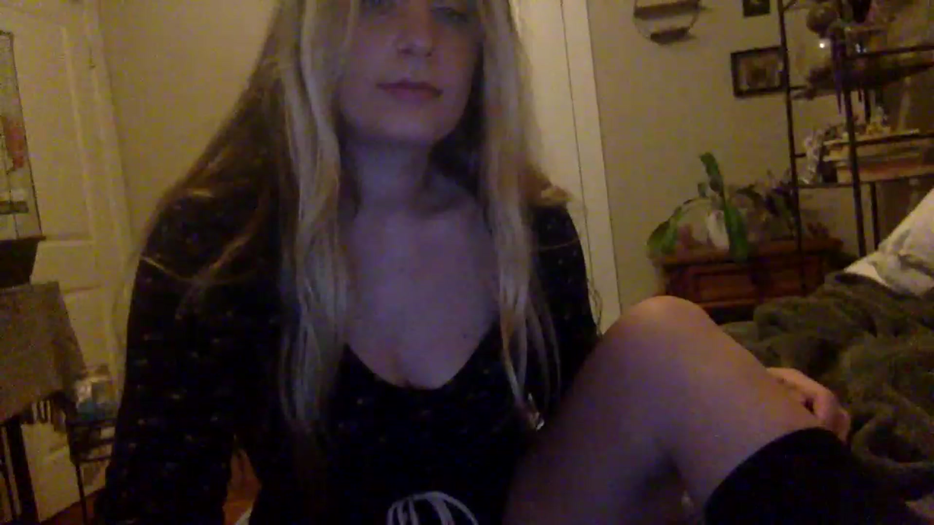 Gallery image thumbnail from Amateurblonde's myfreecams stream on, 12/21/2022, 08:39 image 18 of 20