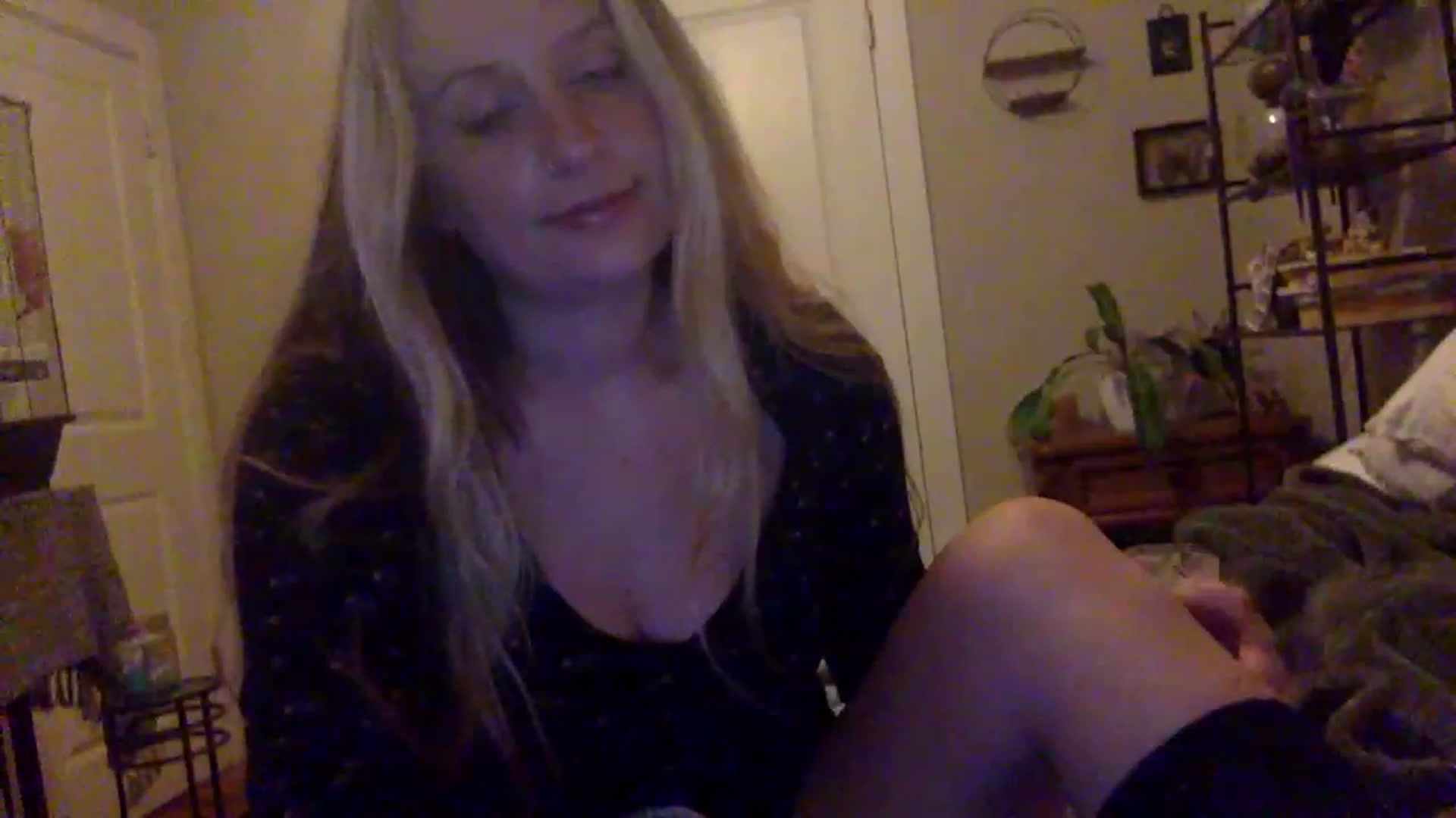 Gallery image thumbnail from Amateurblonde's myfreecams stream on, 12/21/2022, 08:39 image 17 of 20