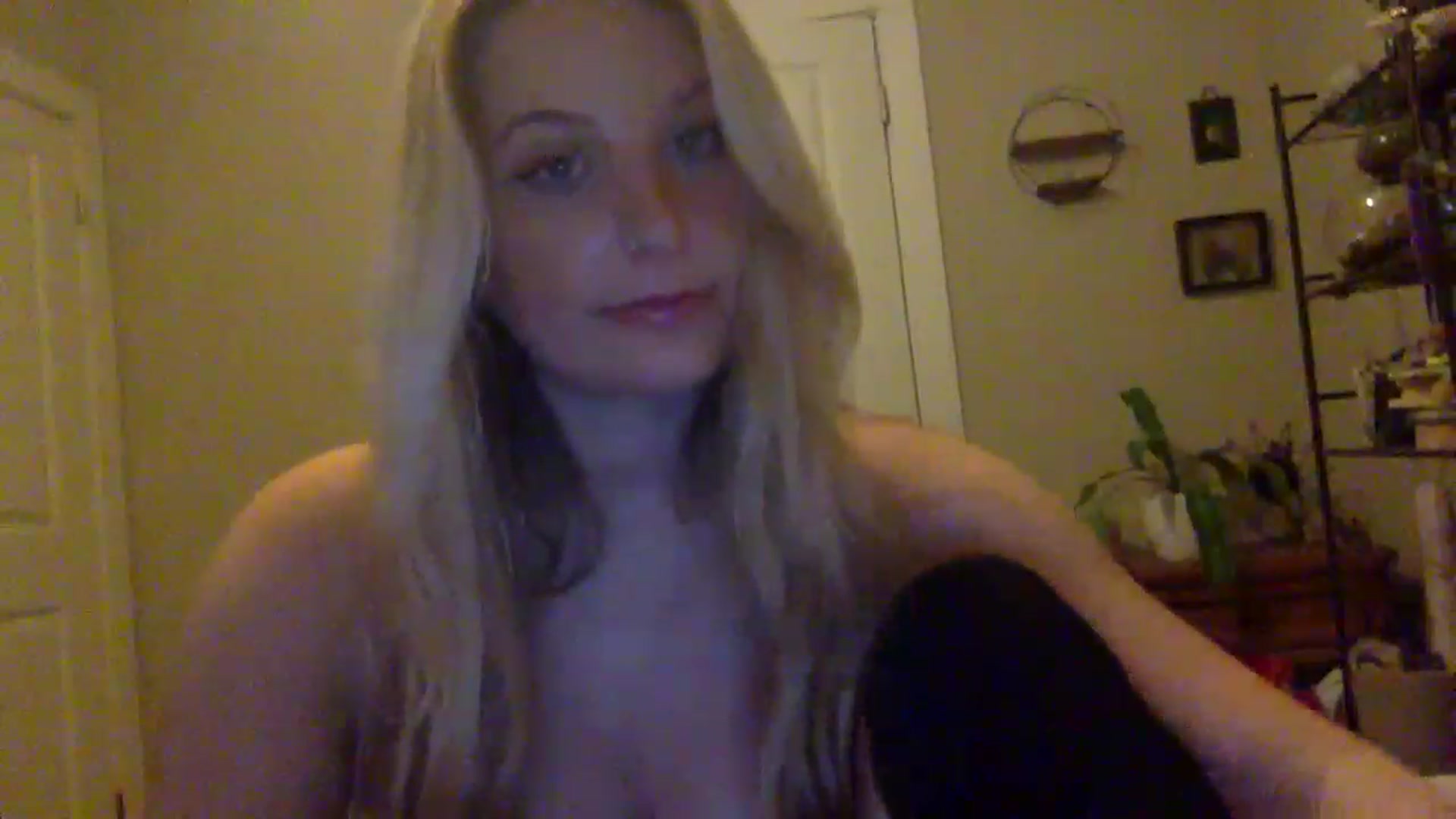 Gallery image thumbnail from Amateurblonde's myfreecams stream on, 01/12/2023, 08:22 image 16 of 20
