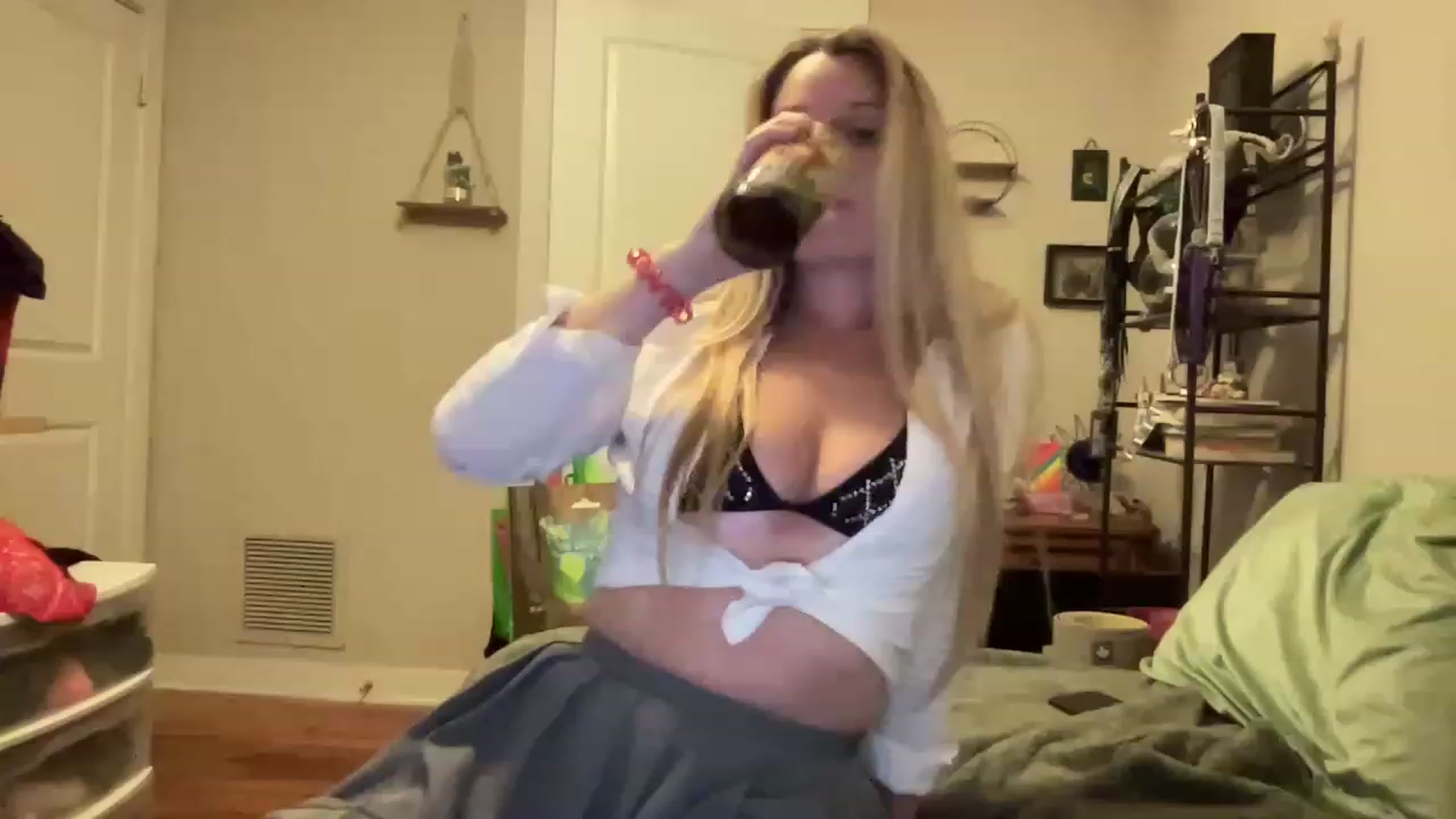 Gallery image thumbnail from Amateurblonde's myfreecams stream on, 03/05/2023, 02:58 image 12 of 20