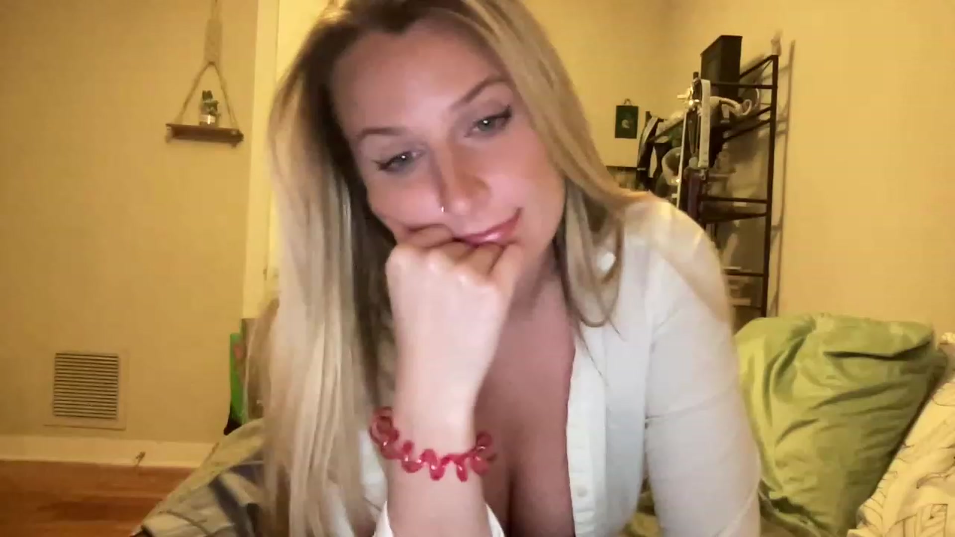 Gallery image thumbnail from Amateurblonde's myfreecams stream on, 03/05/2023, 02:58 image 10 of 20