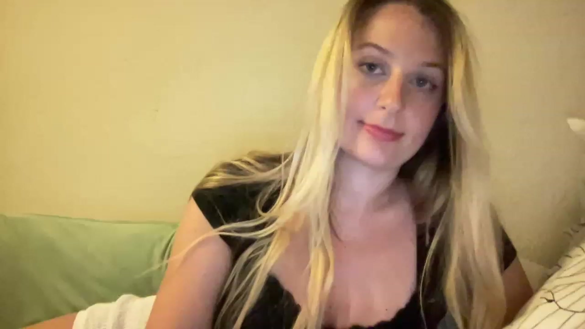 Gallery image thumbnail from Amateurblonde's myfreecams stream on, 04/12/2023, 07:43 image 8 of 20