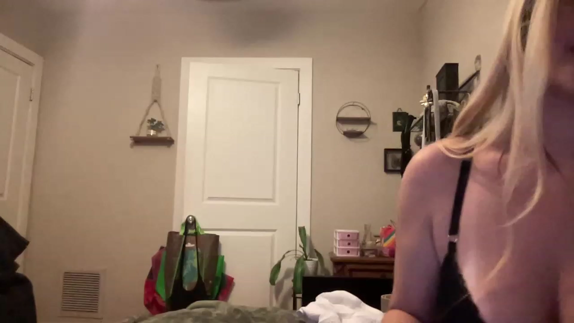 Gallery image thumbnail from Amateurblonde's myfreecams stream on, 04/12/2023, 07:43 image 1 of 20