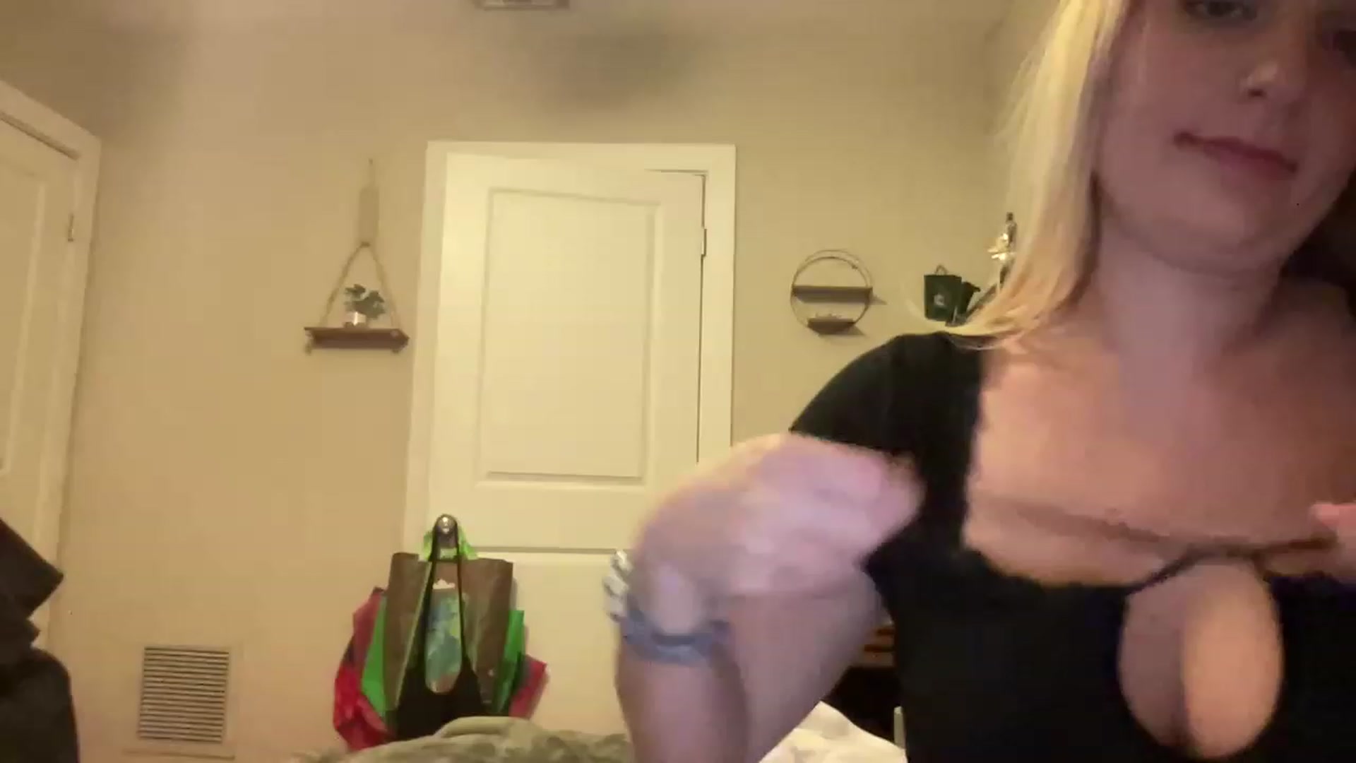 Gallery image thumbnail from Amateurblonde's myfreecams stream on, 04/12/2023, 07:43 image 2 of 20