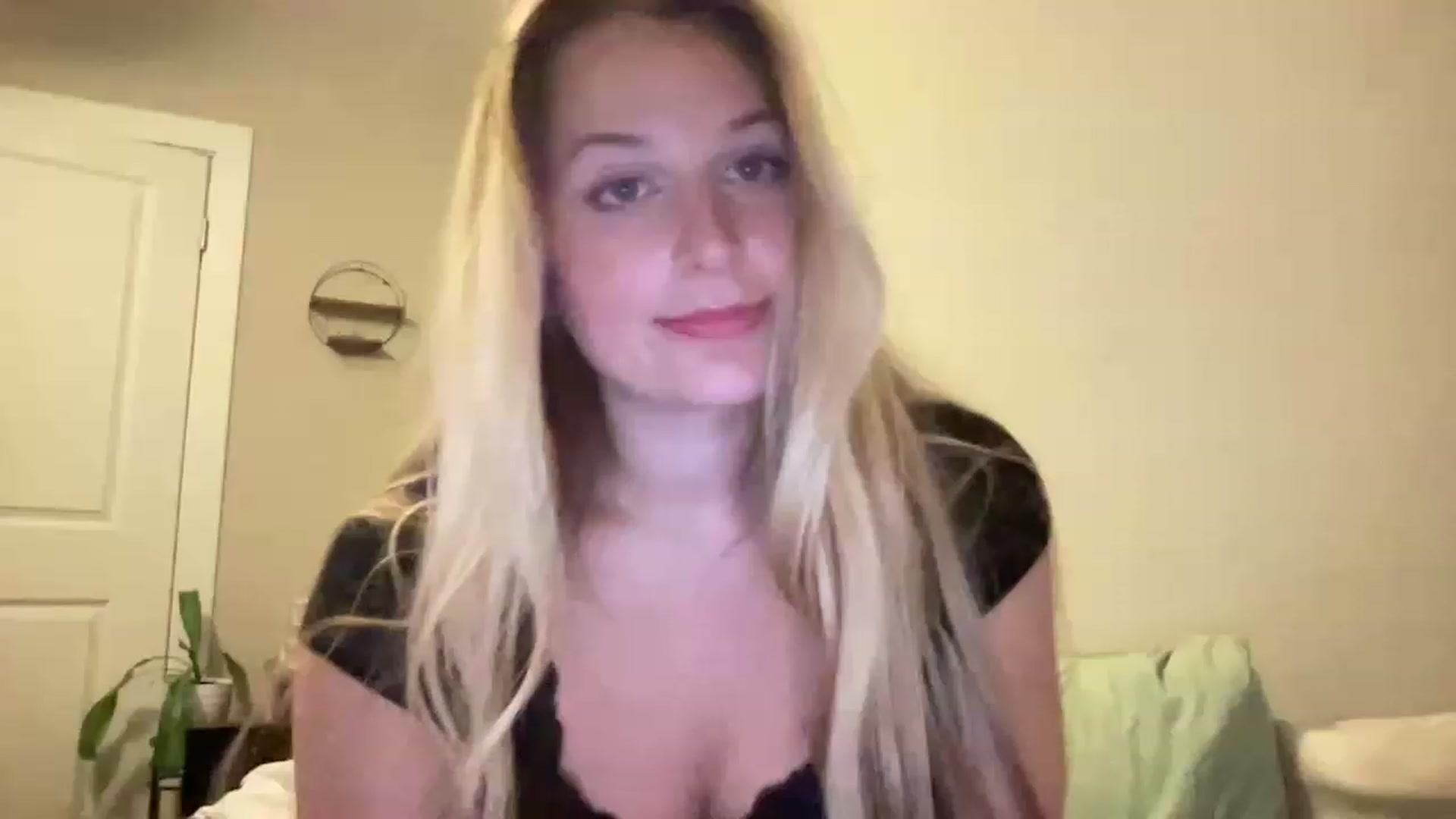 Gallery image thumbnail from Amateurblonde's myfreecams stream on, 04/12/2023, 07:43 image 3 of 20