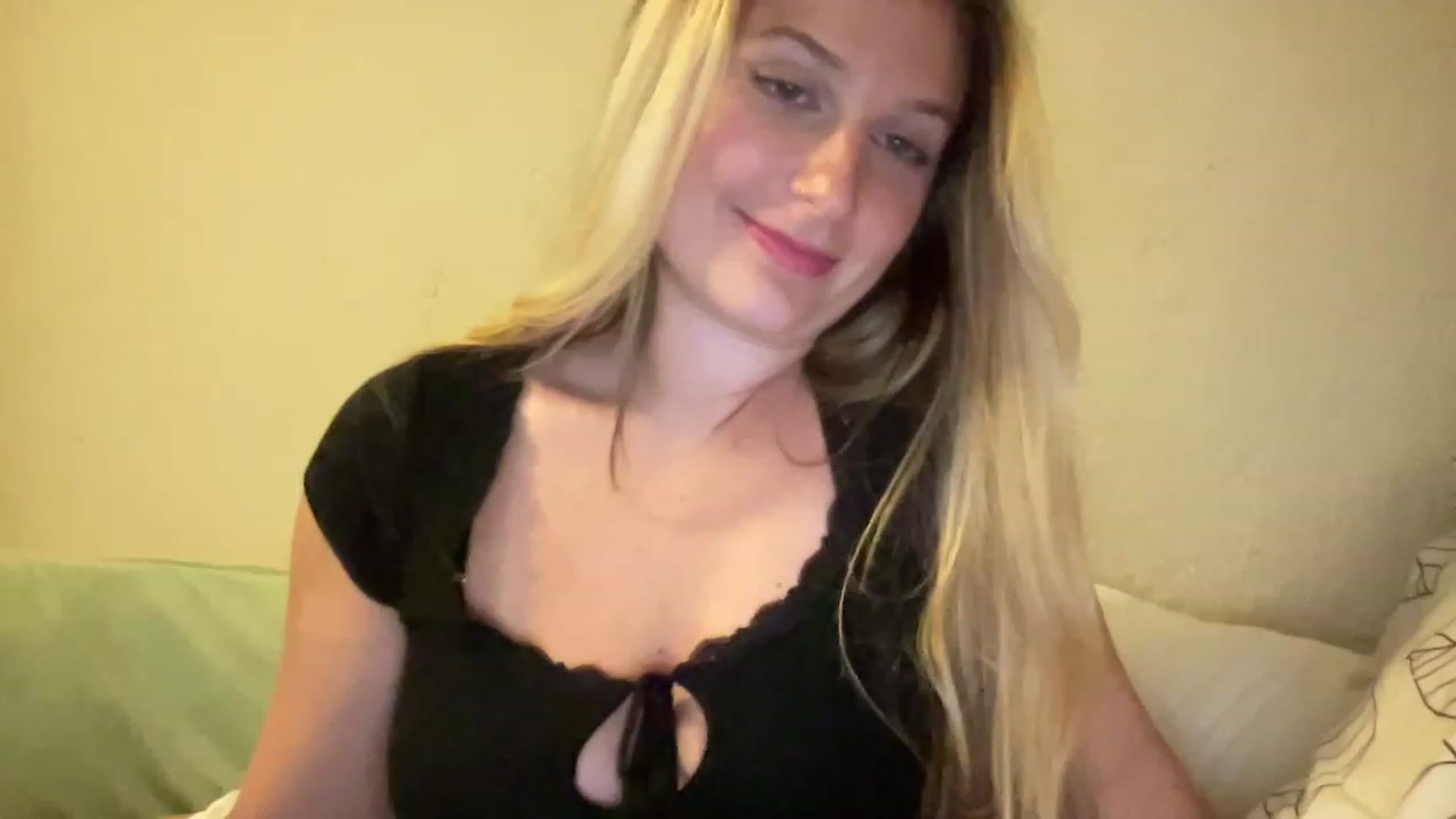 Gallery image thumbnail from Amateurblonde's myfreecams stream on, 04/12/2023, 07:43 image 7 of 20