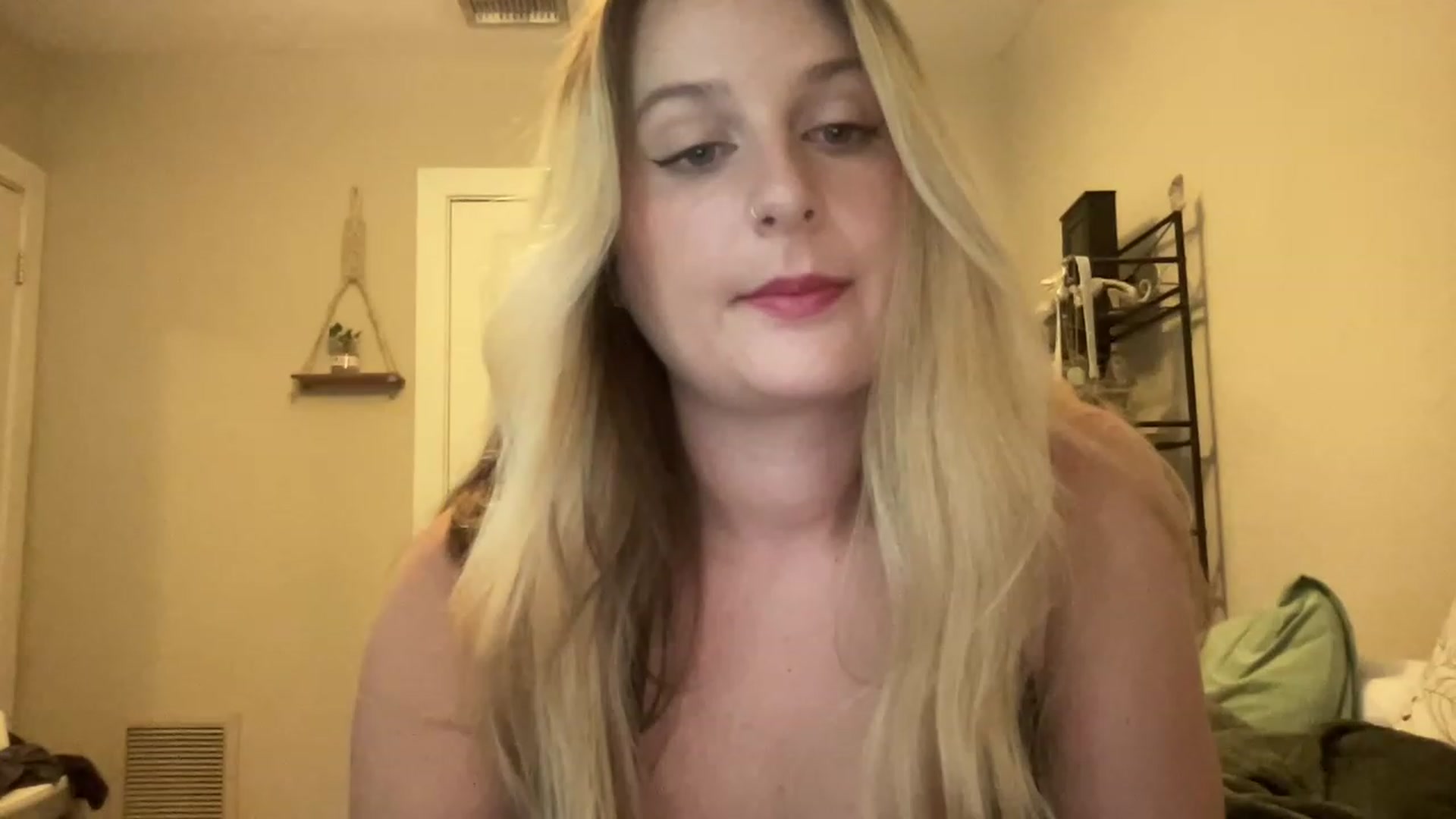 Gallery image thumbnail from Amateurblonde's myfreecams stream on, 05/24/2023, 18:26 image 13 of 20