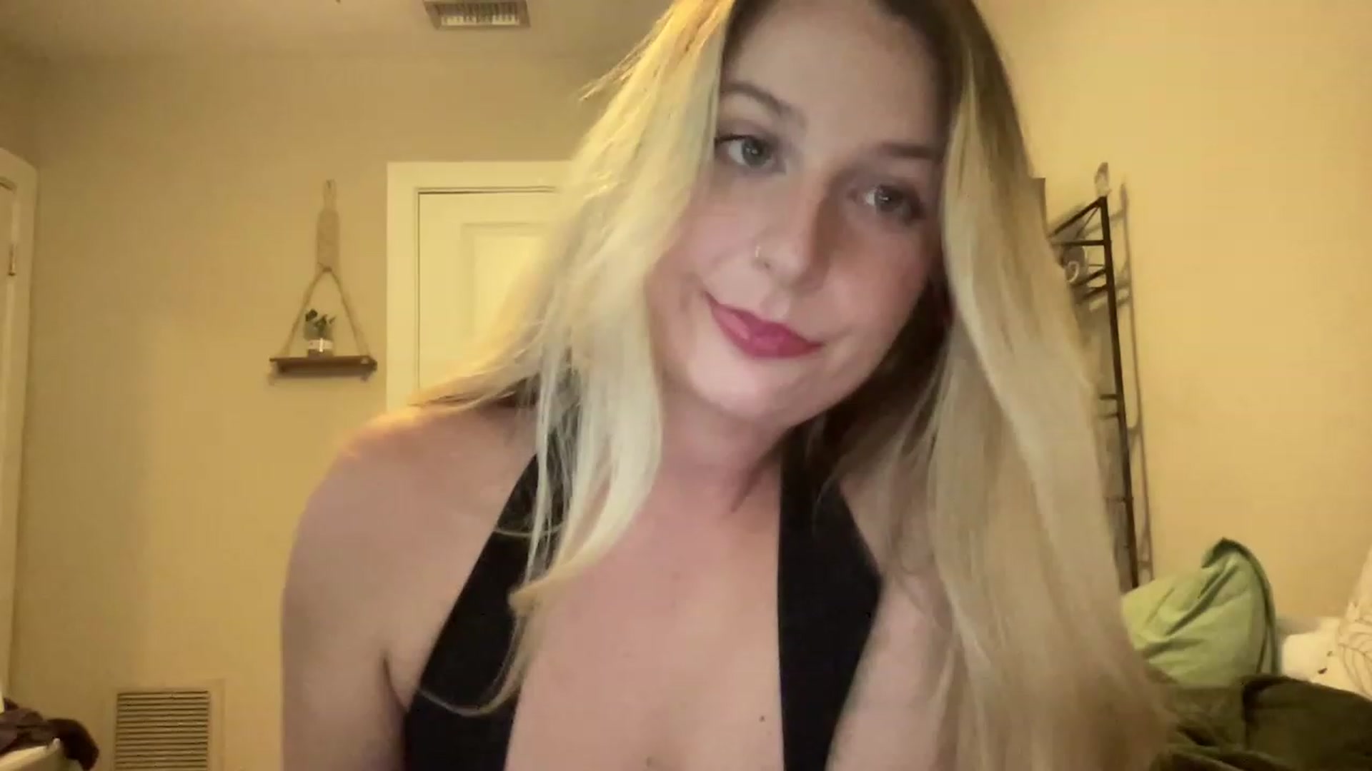 Gallery image thumbnail from Amateurblonde's myfreecams stream on, 05/24/2023, 18:26 image 18 of 20