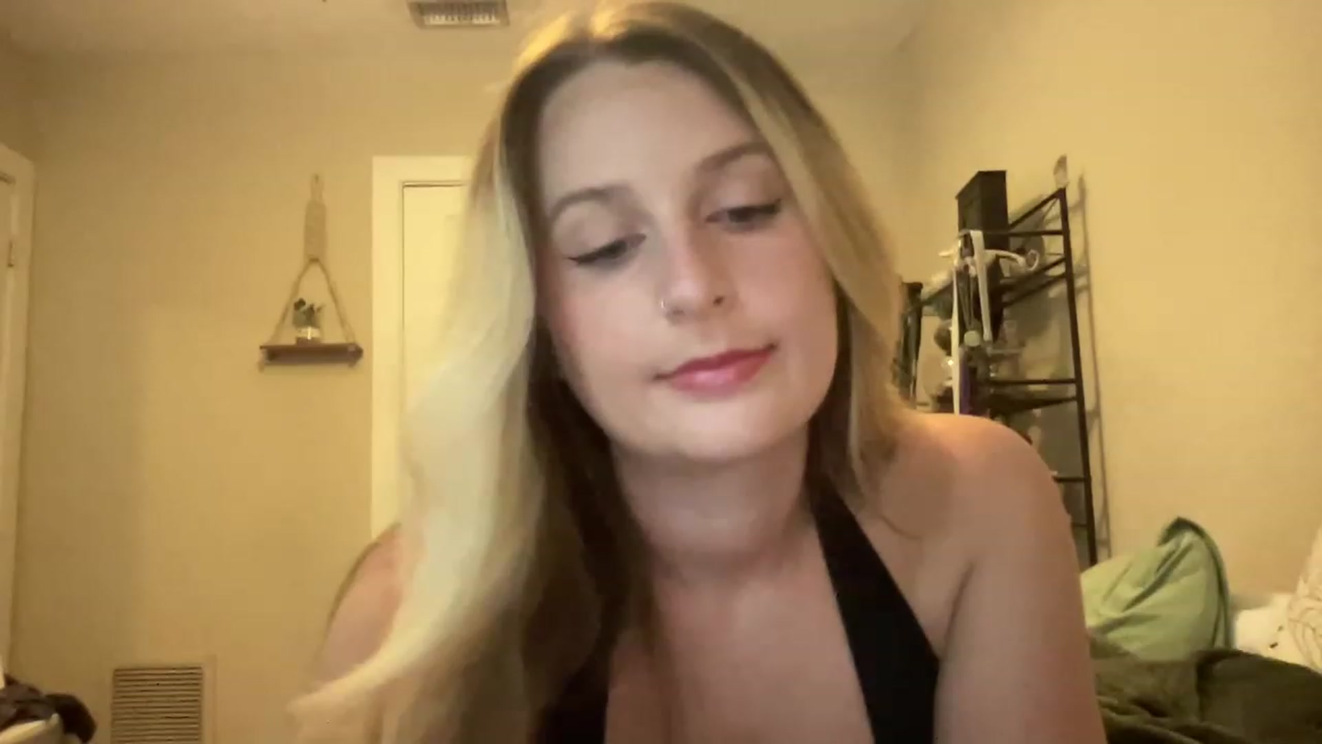 Gallery image thumbnail from Amateurblonde's myfreecams stream on, 05/24/2023, 18:26 image 15 of 20