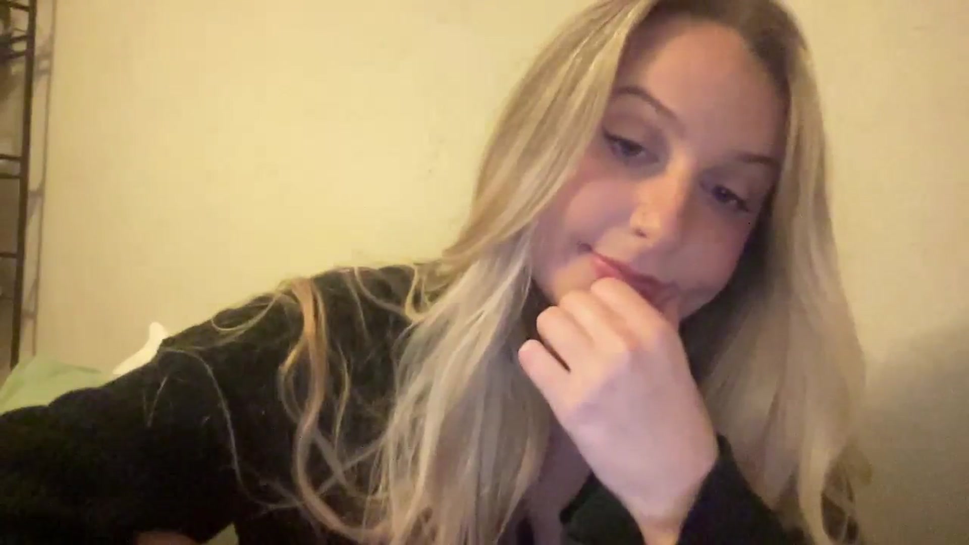 Gallery image thumbnail from Amateurblonde's myfreecams stream on, 10/12/2023, 08:53 image 19 of 20