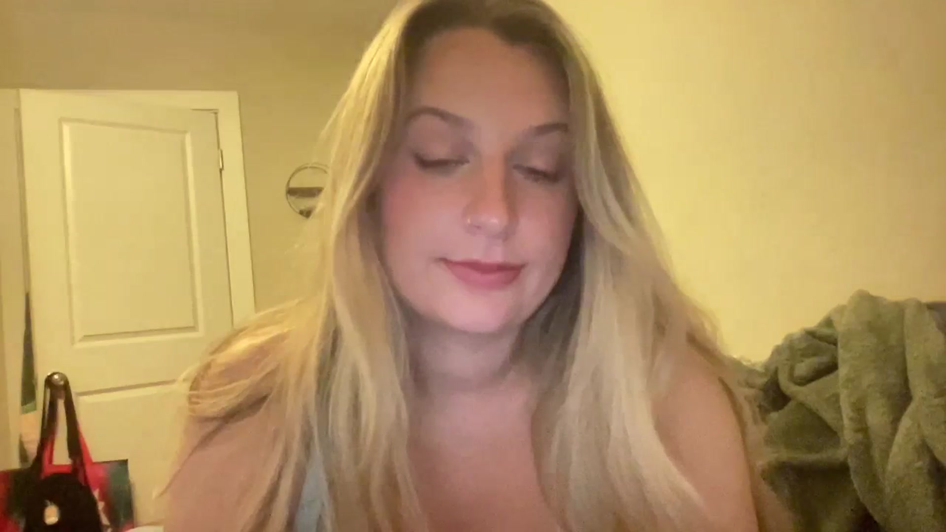 Gallery image thumbnail from Amateurblonde's myfreecams stream on, 11/10/2023, 08:15 image 7 of 20