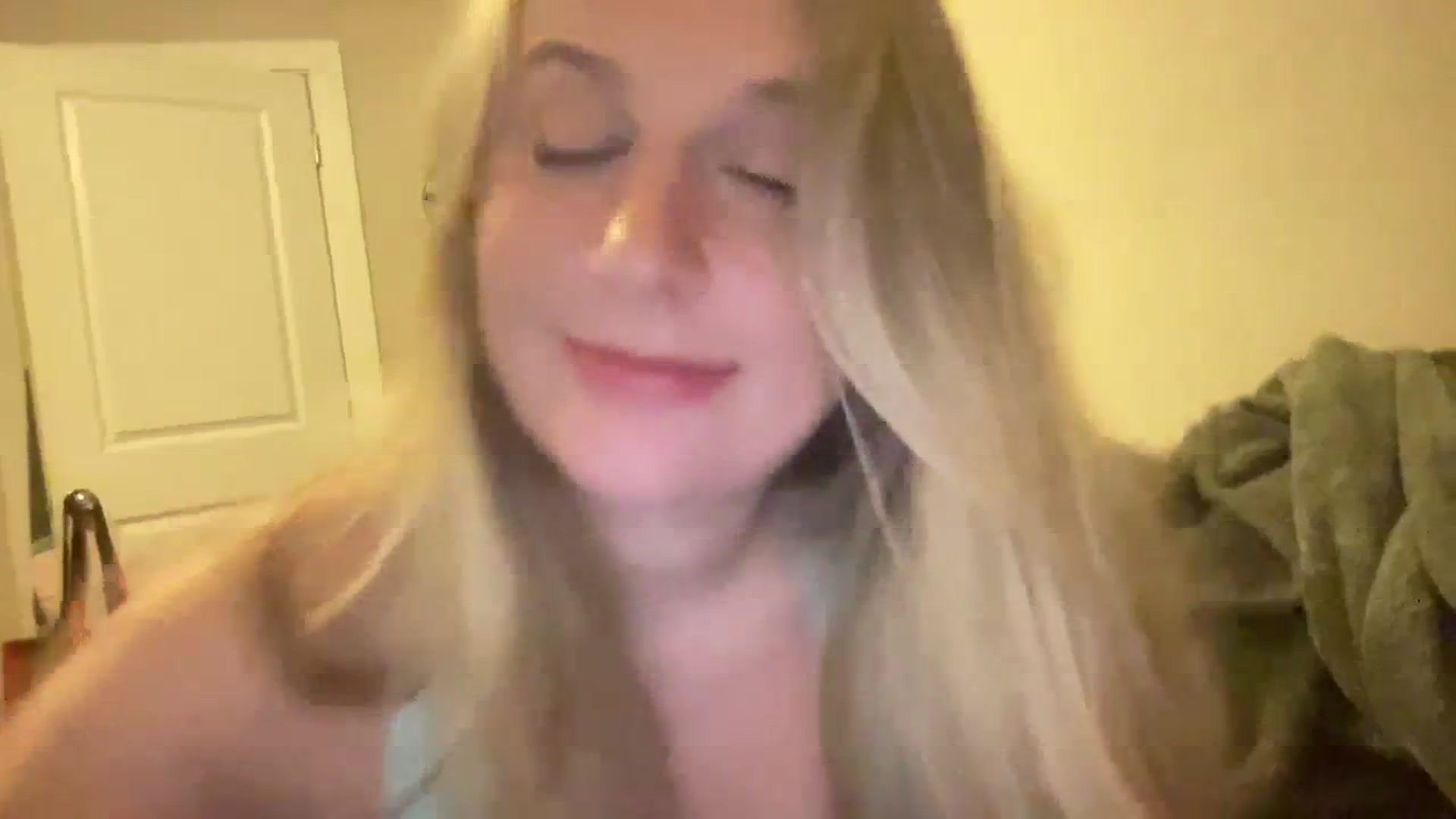 Gallery image thumbnail from Amateurblonde's myfreecams stream on, 11/10/2023, 08:15 image 11 of 20