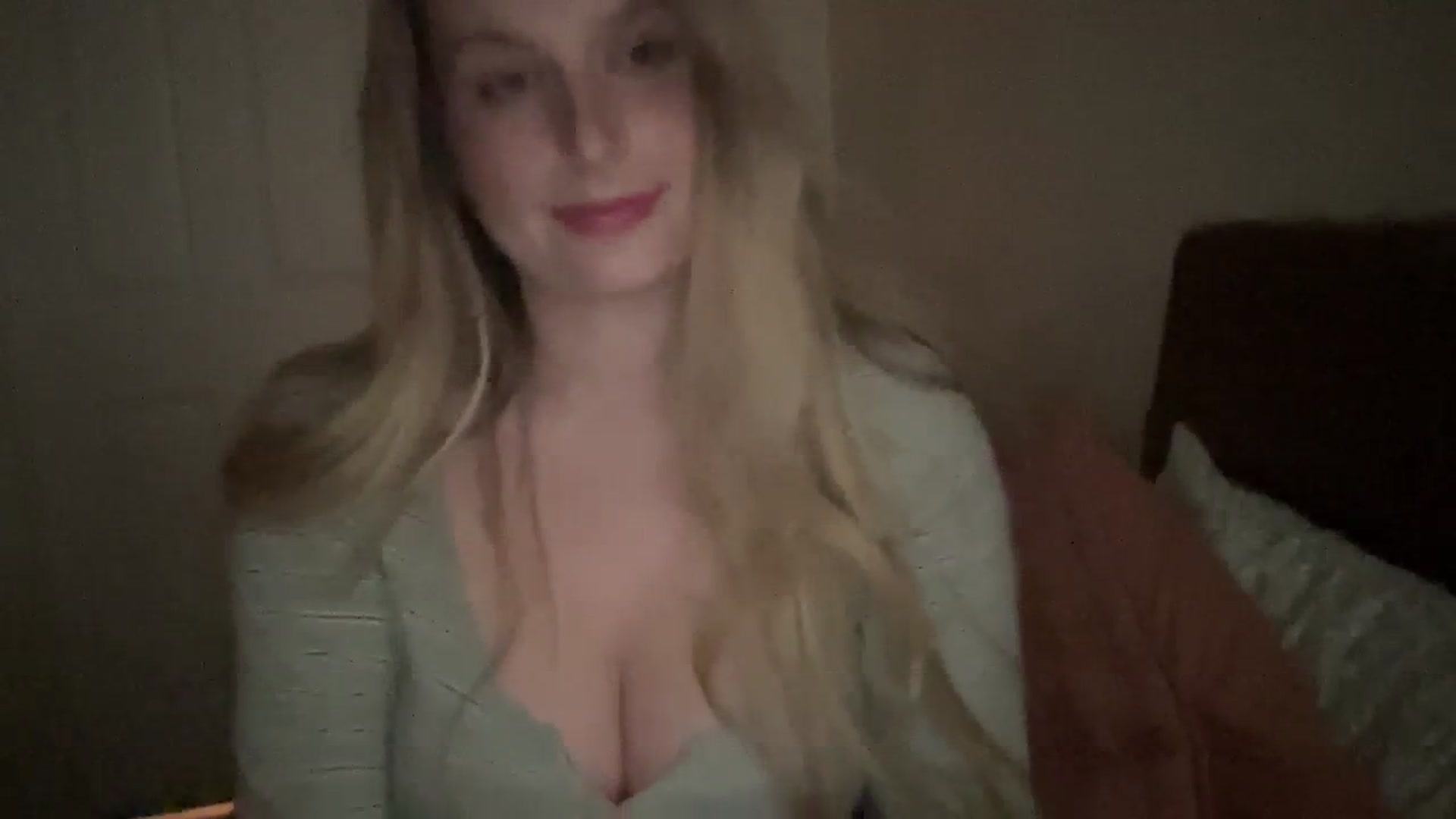 Gallery image thumbnail from Amateurblonde's myfreecams stream on, 01/03/2024, 01:44 image 17 of 20