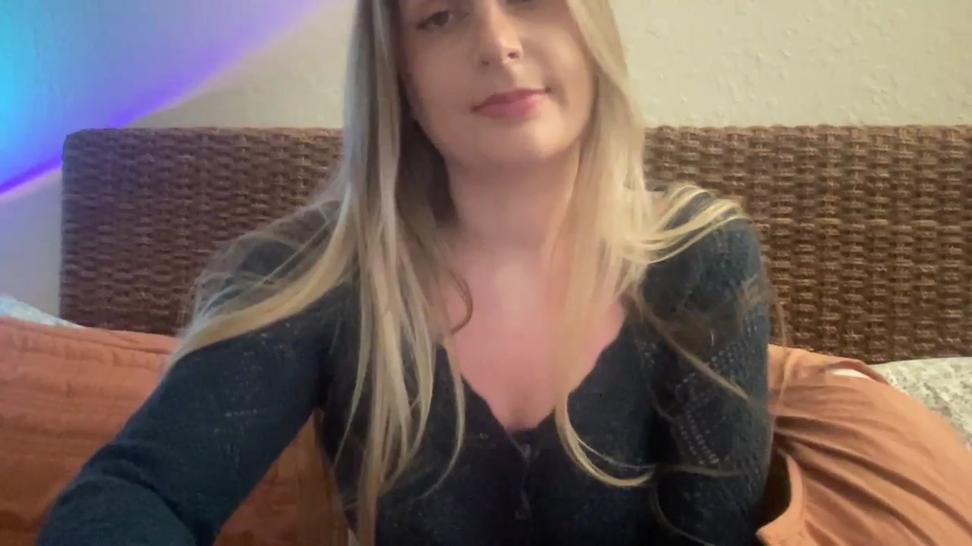 Gallery image thumbnail from Amateurblonde's myfreecams stream on, 03/13/2024, 18:38 image 6 of 20